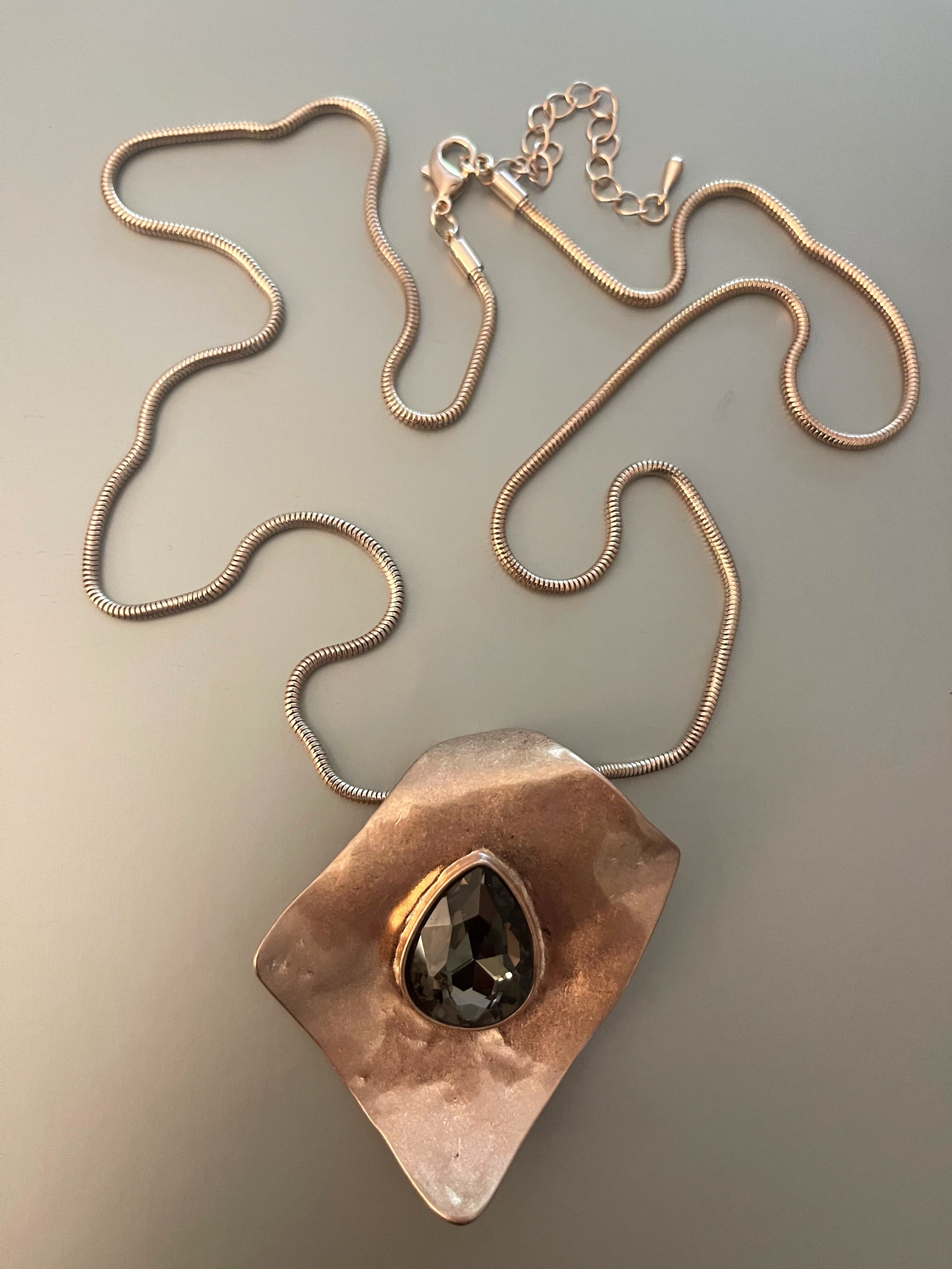 Collar Hippie Chic largo en elegantes tonos cobre y cristal negro traslucido