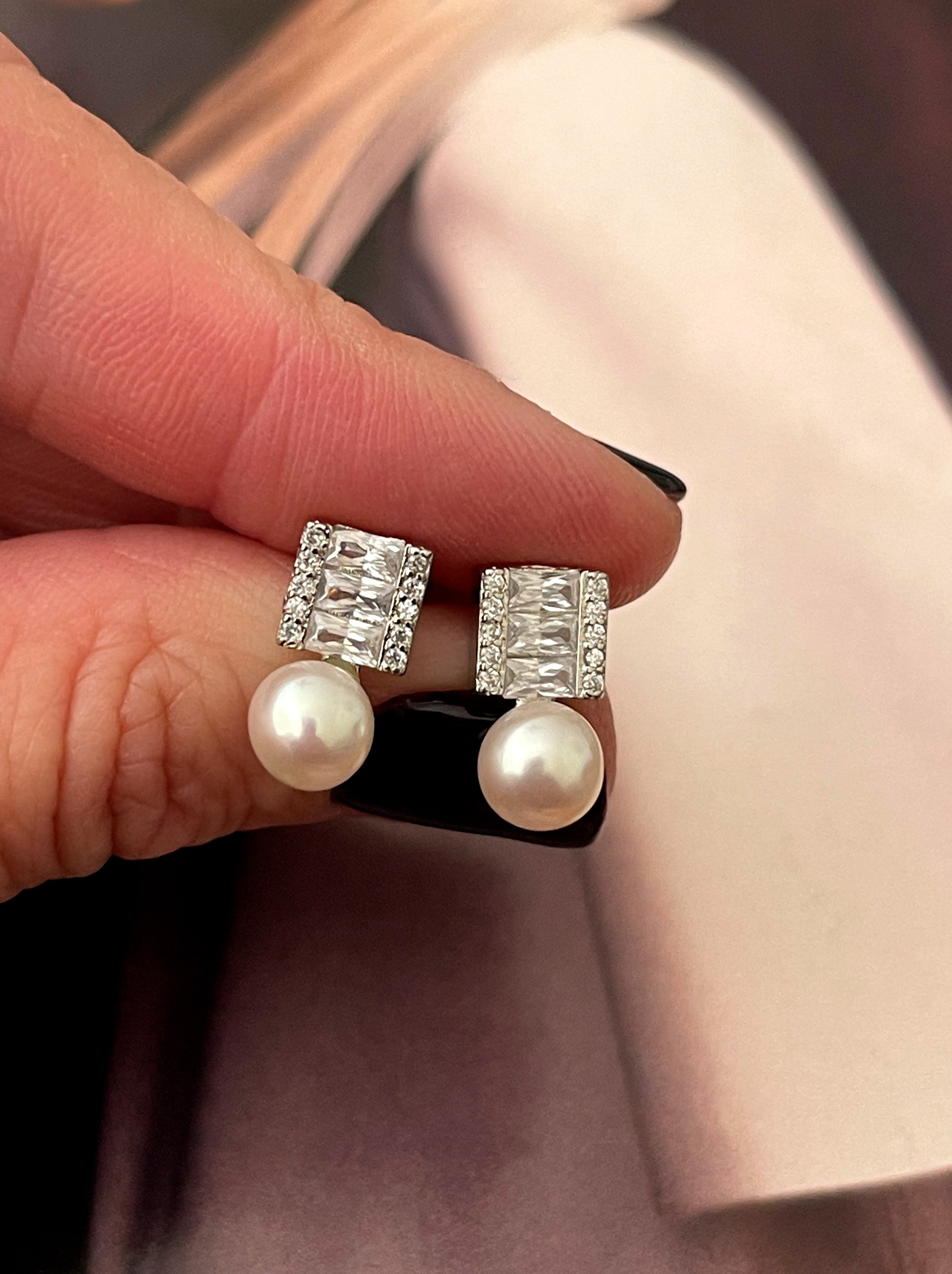 Aros Hippie Chic de preciosas perlas naturales blancas bañados en plata y con circones. Largo 1.3 cm.