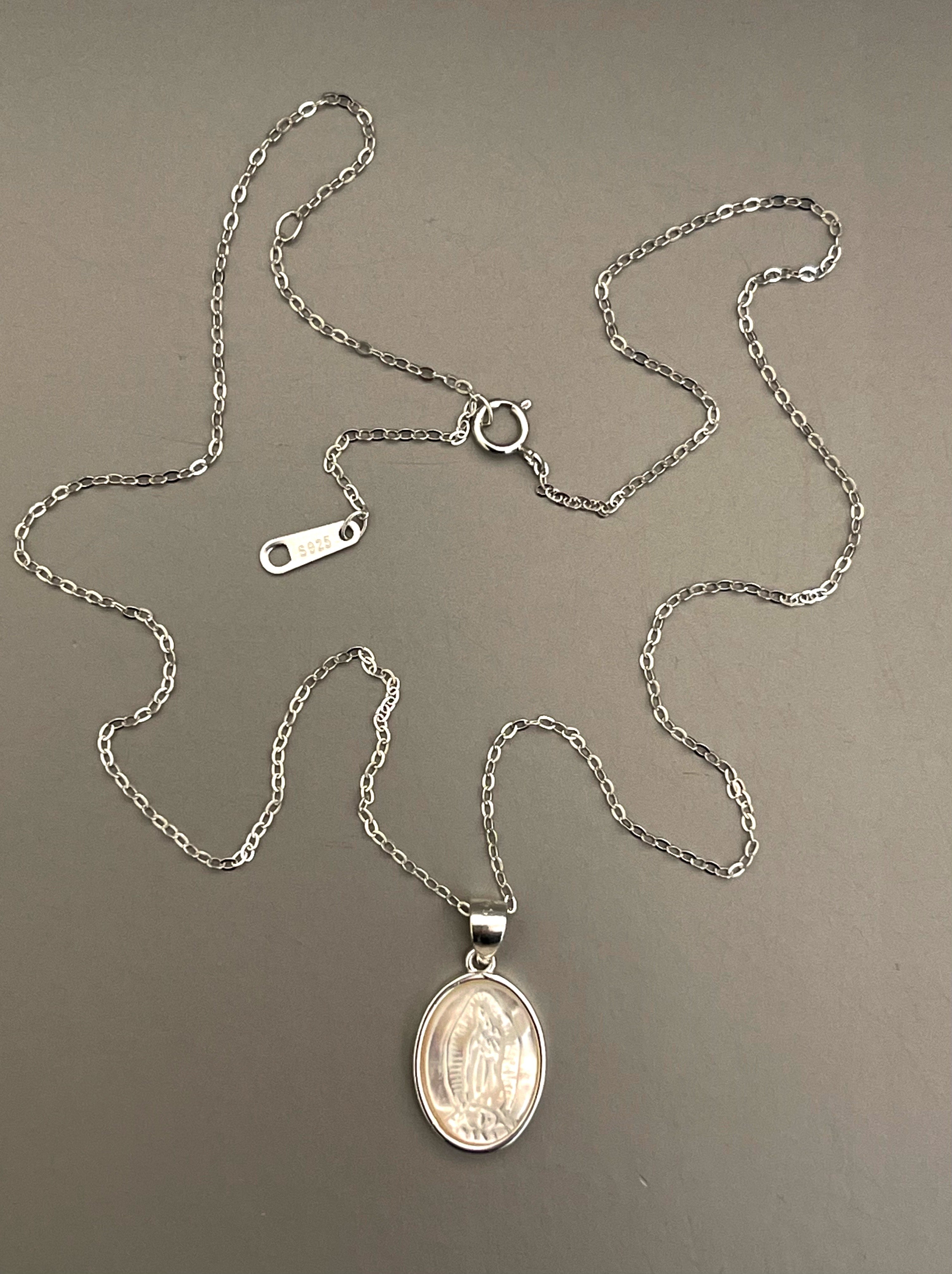 Collar Hippie Chic bañado en plata con preciosa virgen de los rayos en nacar natural.