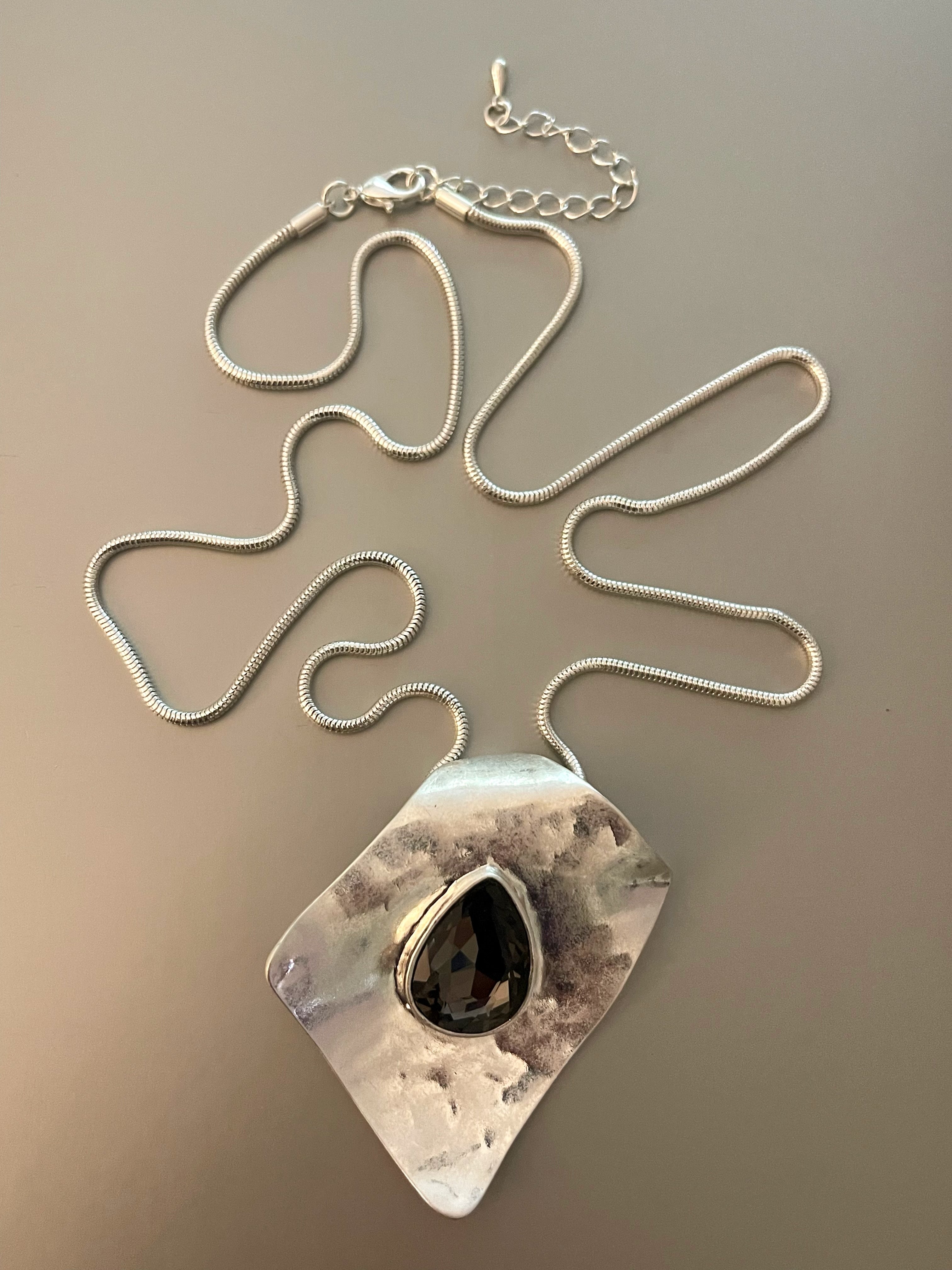 Collar Hippie Chic largo en tonos plateados y  precioso colgante con cristal negro traslucido