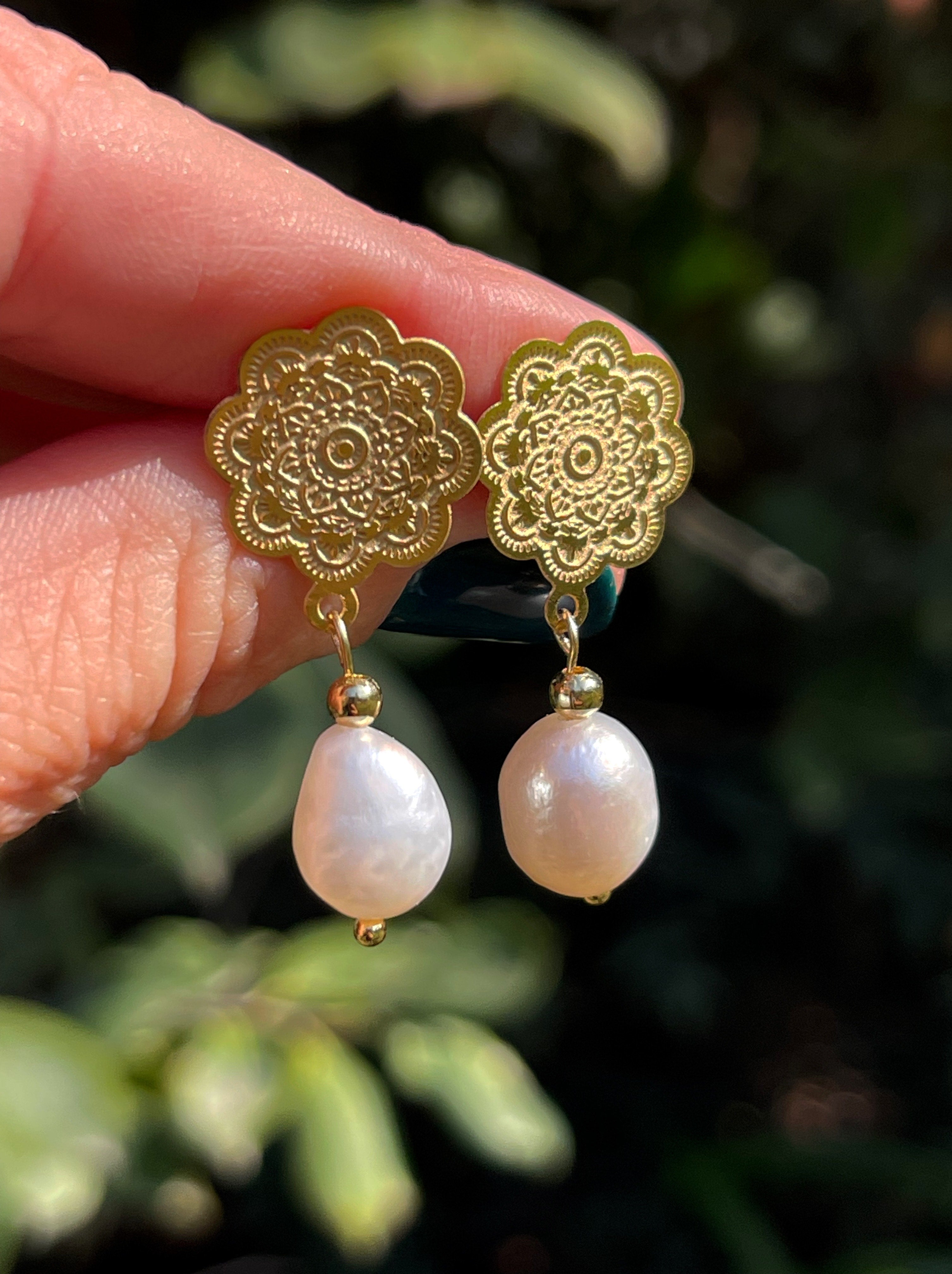 Aros Hippie Chic con base de acero inoxidable dorado con precioso diseño de flor y perla natiral blanca. Largo 3.5 cm.
