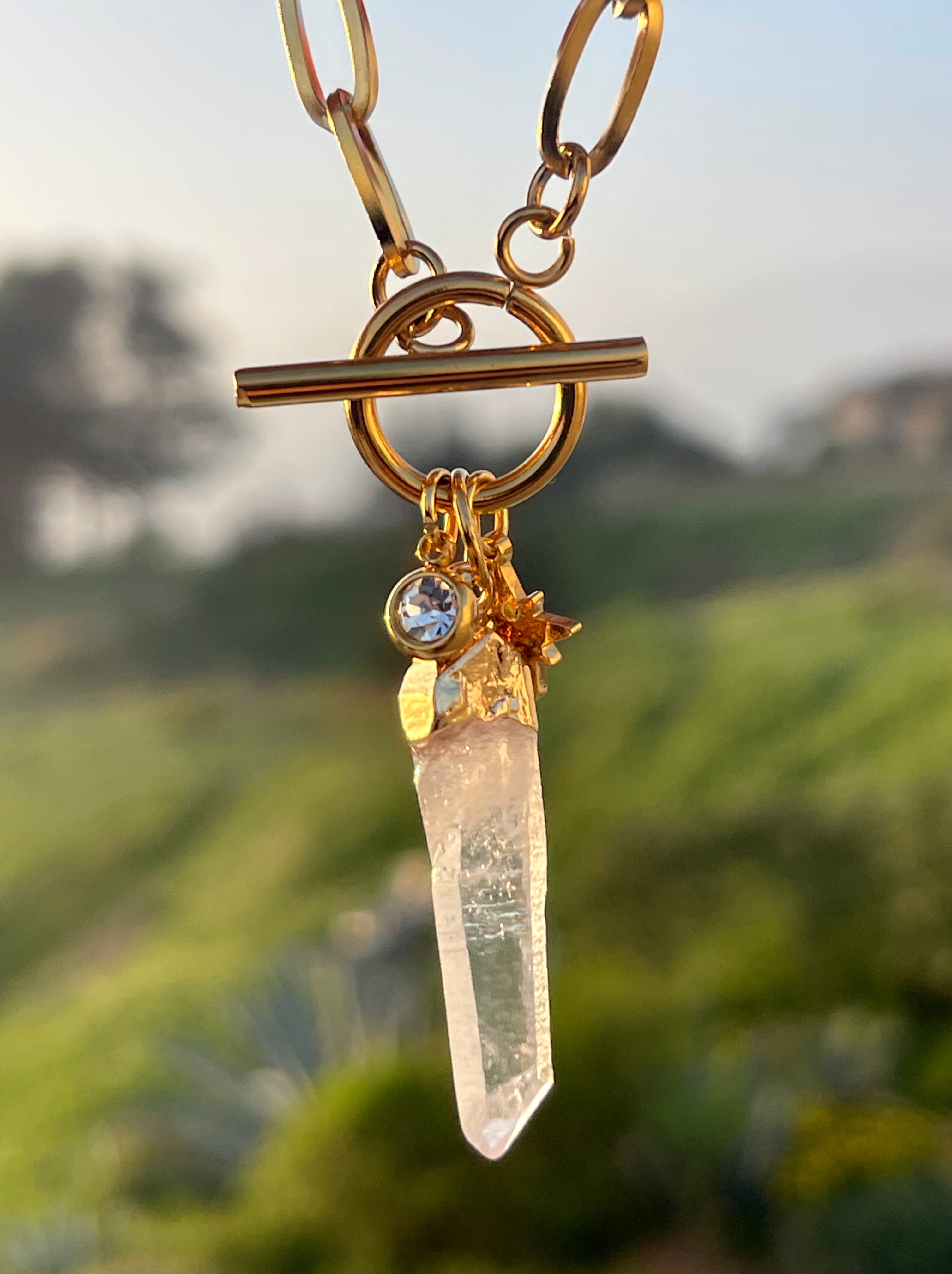 Collar Hippie Chic corto de cadena de acero inoxidable dorada con cierre OT y precioso cuardo translusido con colgante de estrellita y punto de luz.
