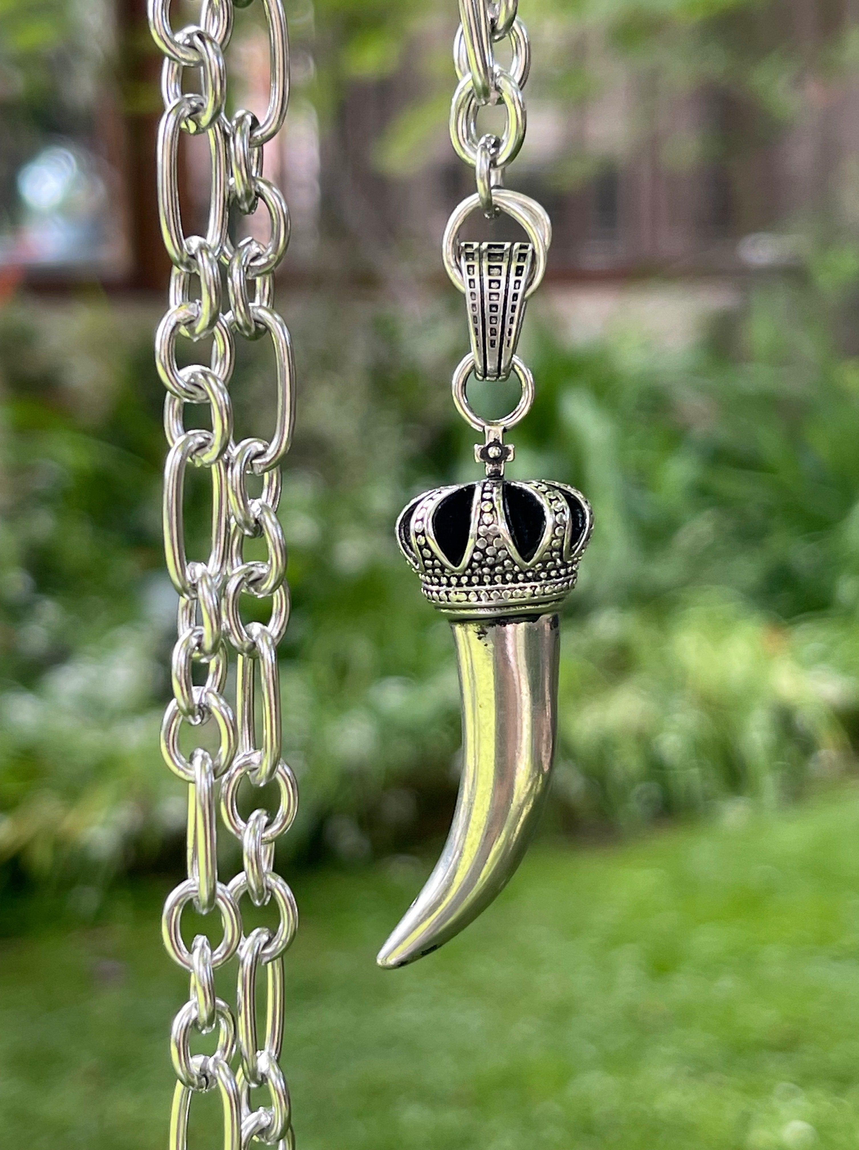 Collar Hippie Chic largo de acero inoxidable plateado con espectacular colgante de colmillo.