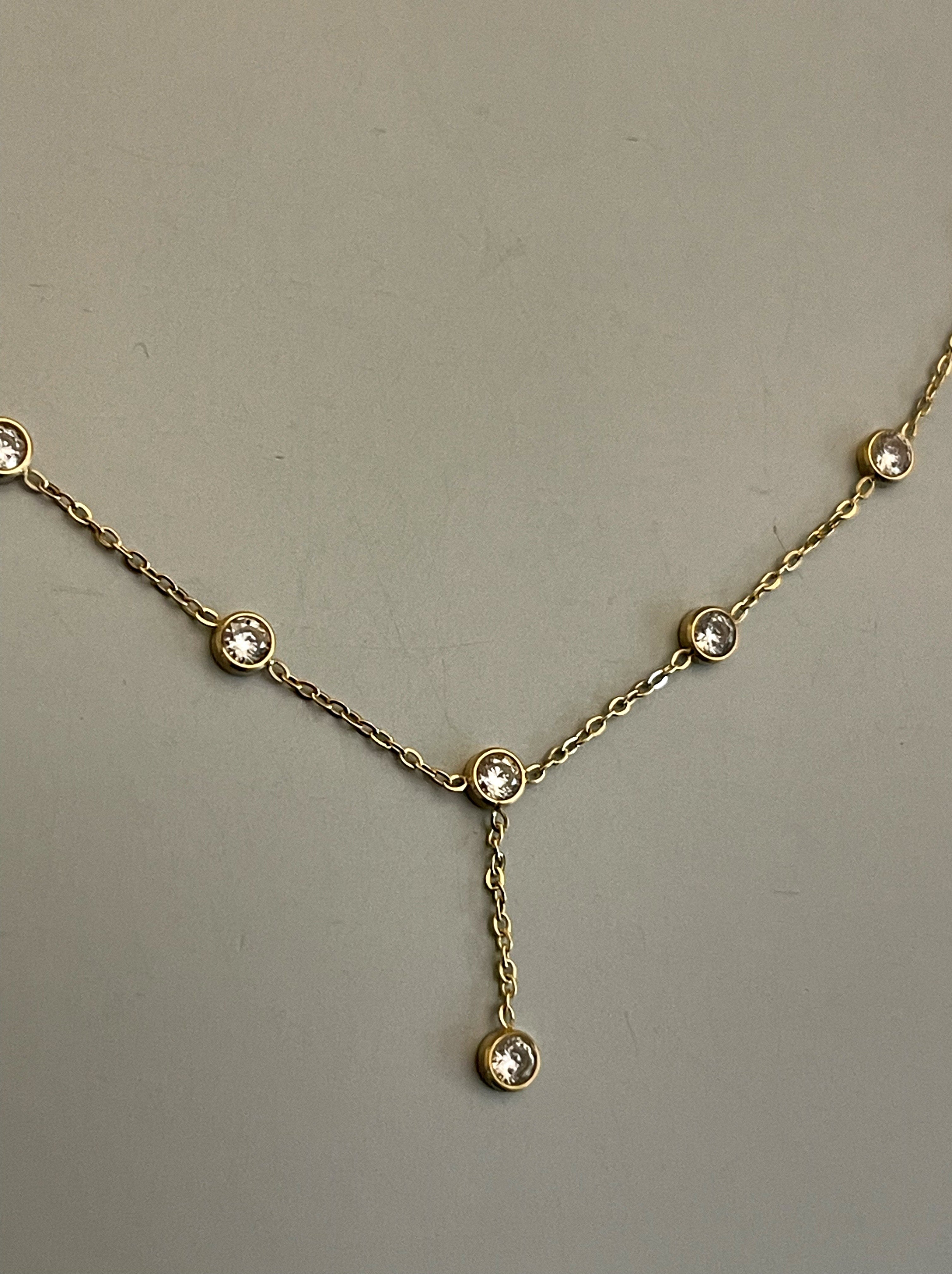 Collar Hippie Chic corto de acero inoxidable dorado y delicados circones translusidos. Largo 45 cm.