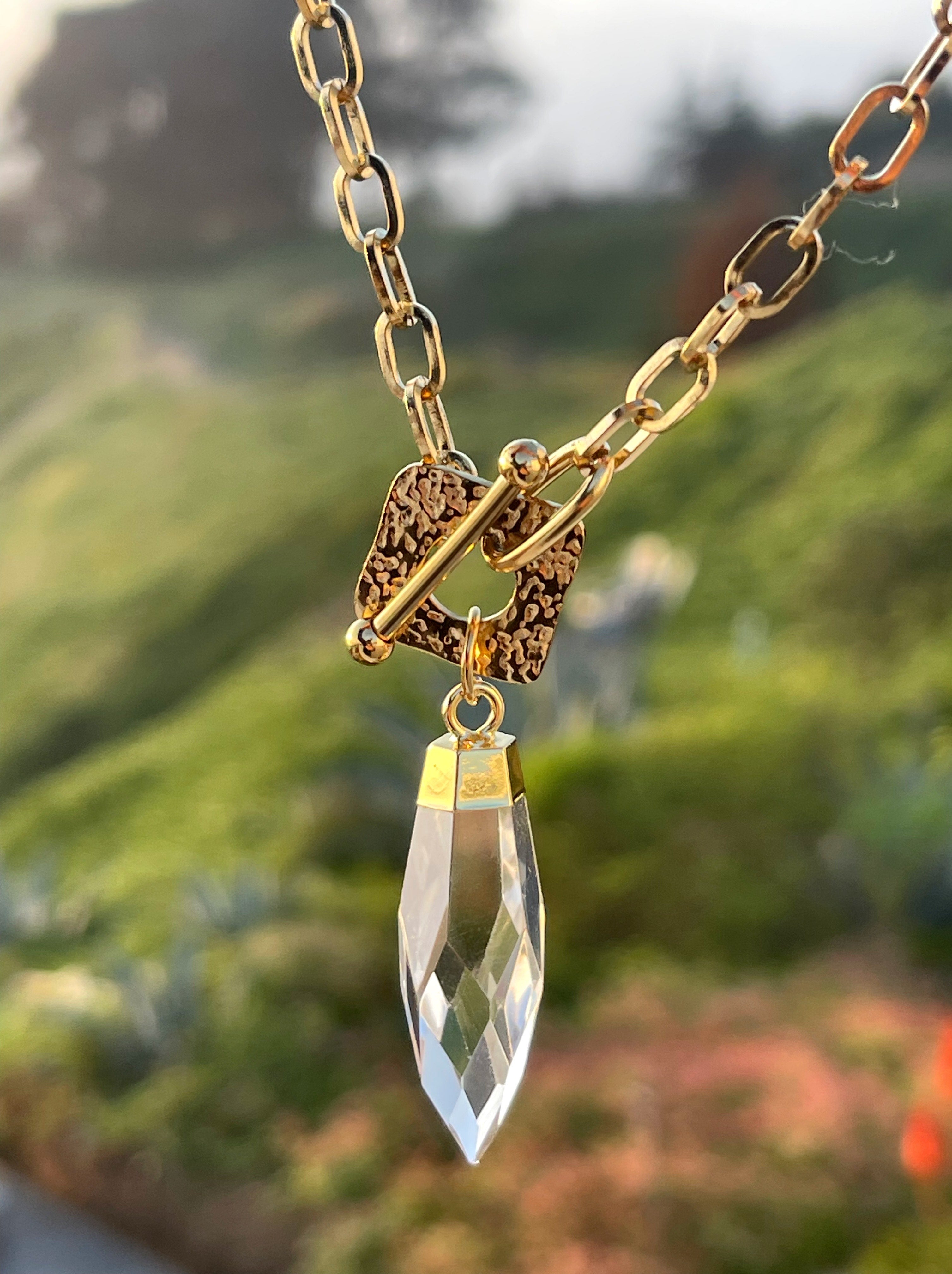 Collar Hippie Chic corto de  acero inoxidable dorado, broche OT y precioso colgante de cuarzo facetado translúcido.