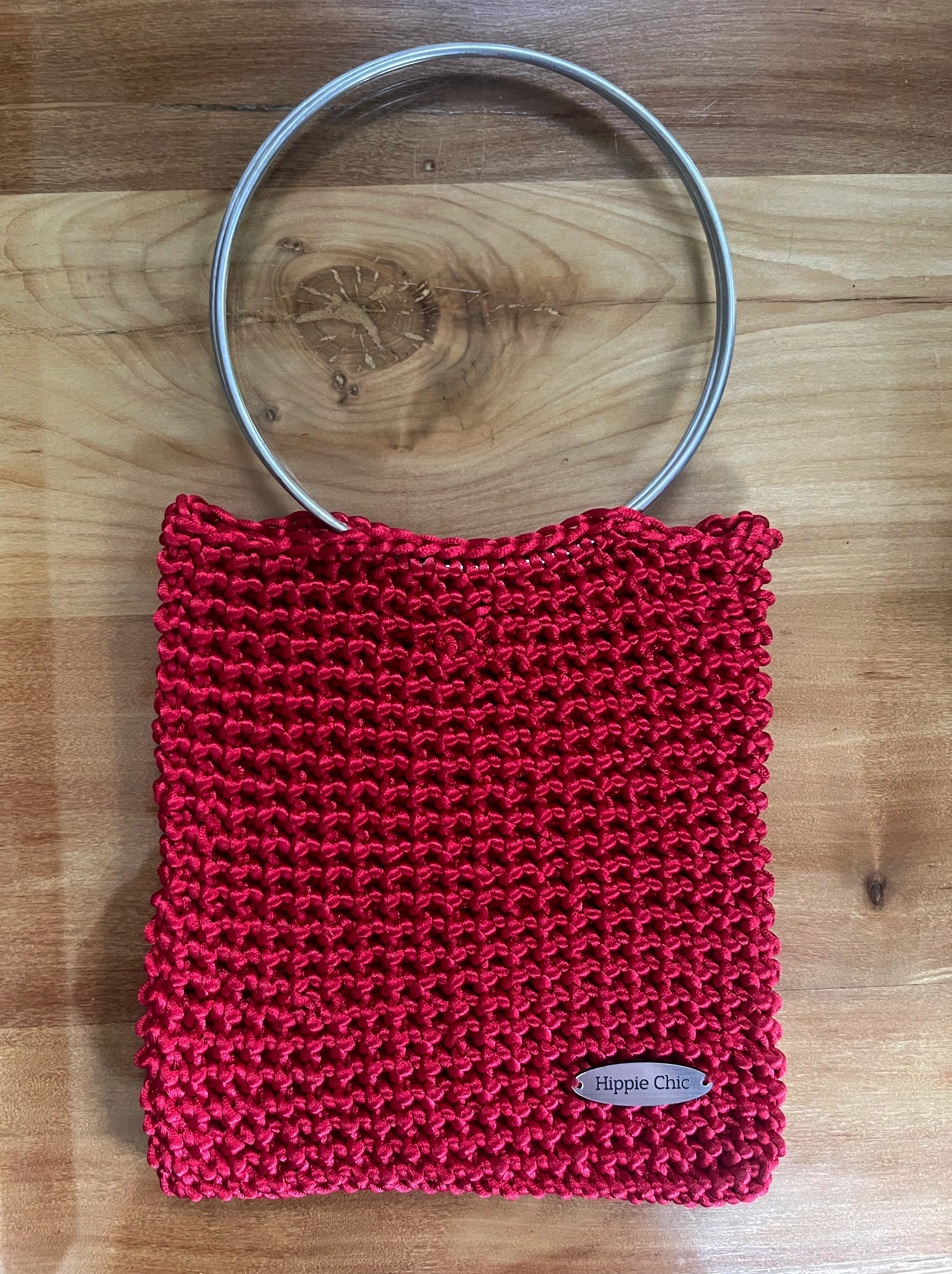 Cartera Hippie Chic en precioso color rojo, tejida a crochet y mango plateado.