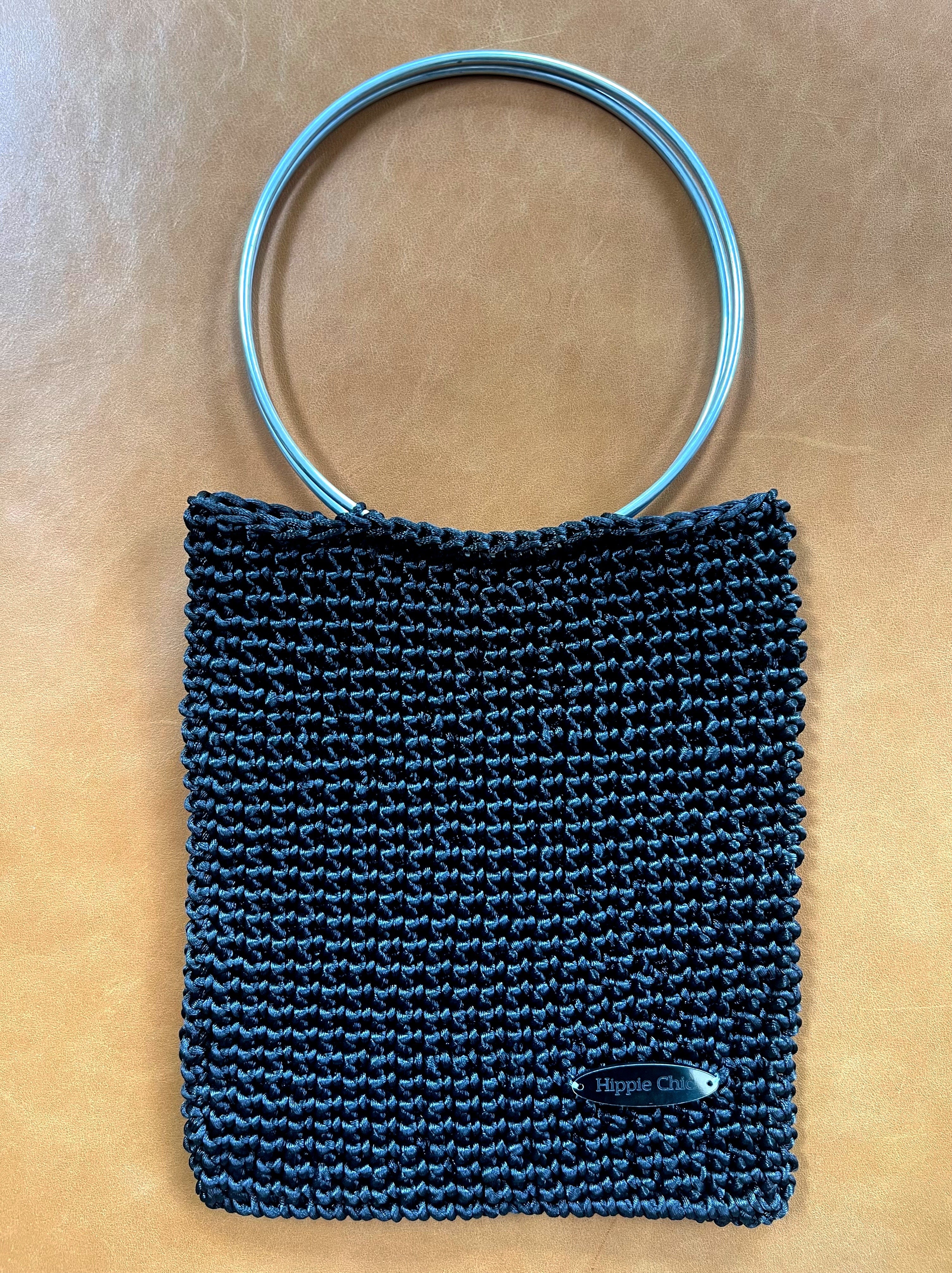 Cartera Hippie Chic en elegante color negro tejida a crochet con mango plateado.