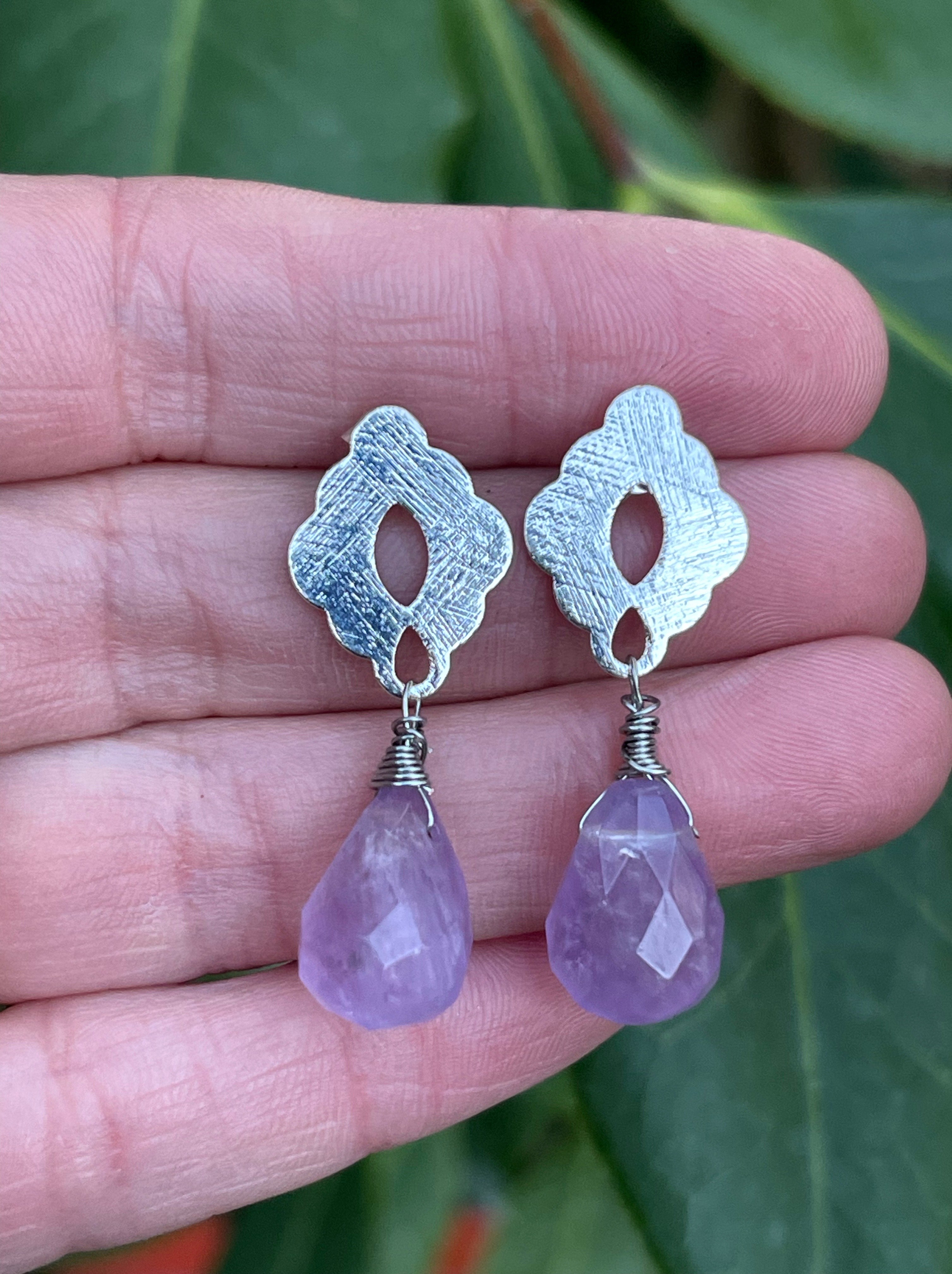 Aros Hippie Chic bañados en plata con precio cuarzo natural en tonos lila. Largo 3.4 cm.