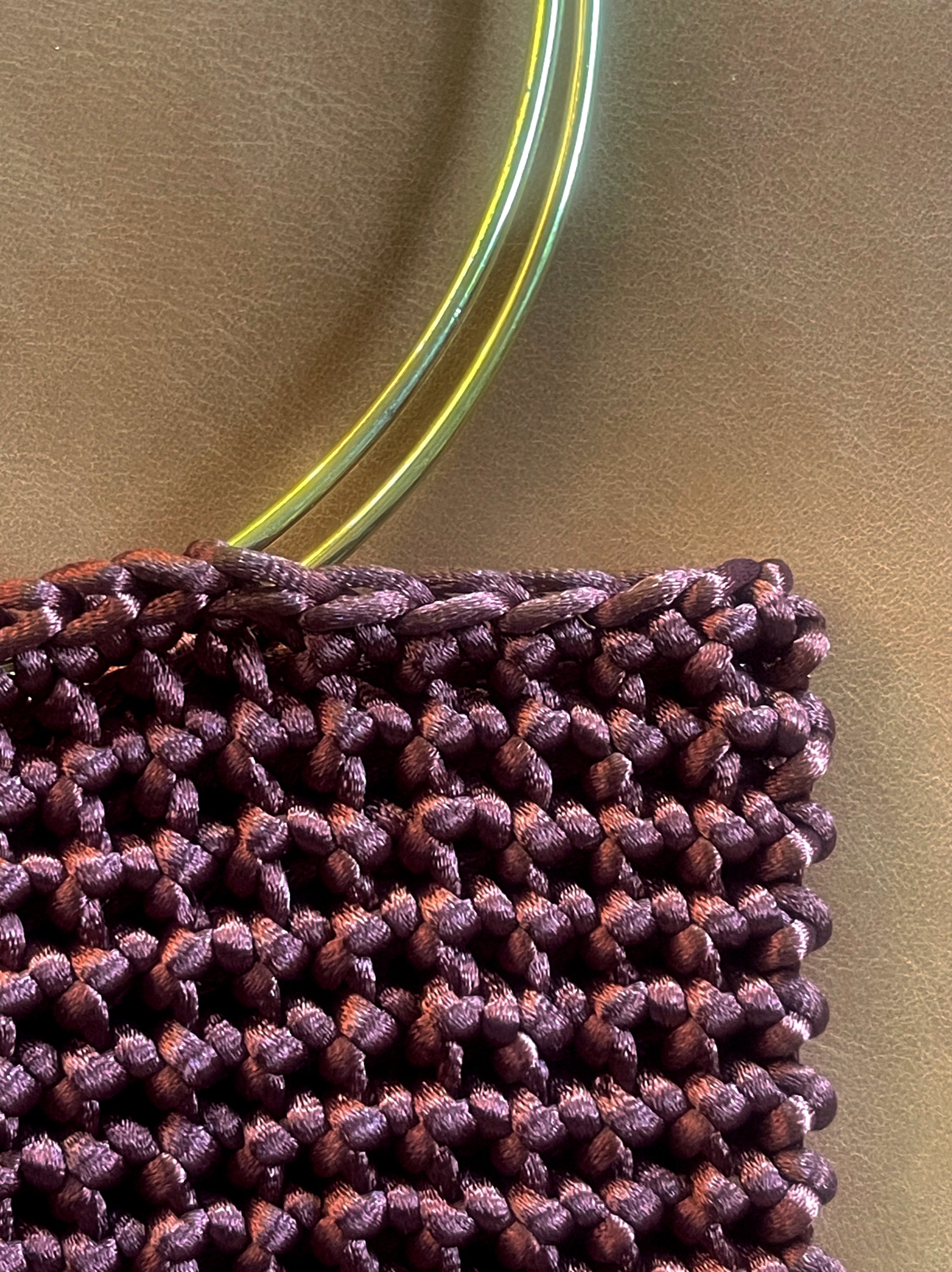 Cartera Hippie Chic en tradicional color marron,  tejida a crochet con mango plateado.