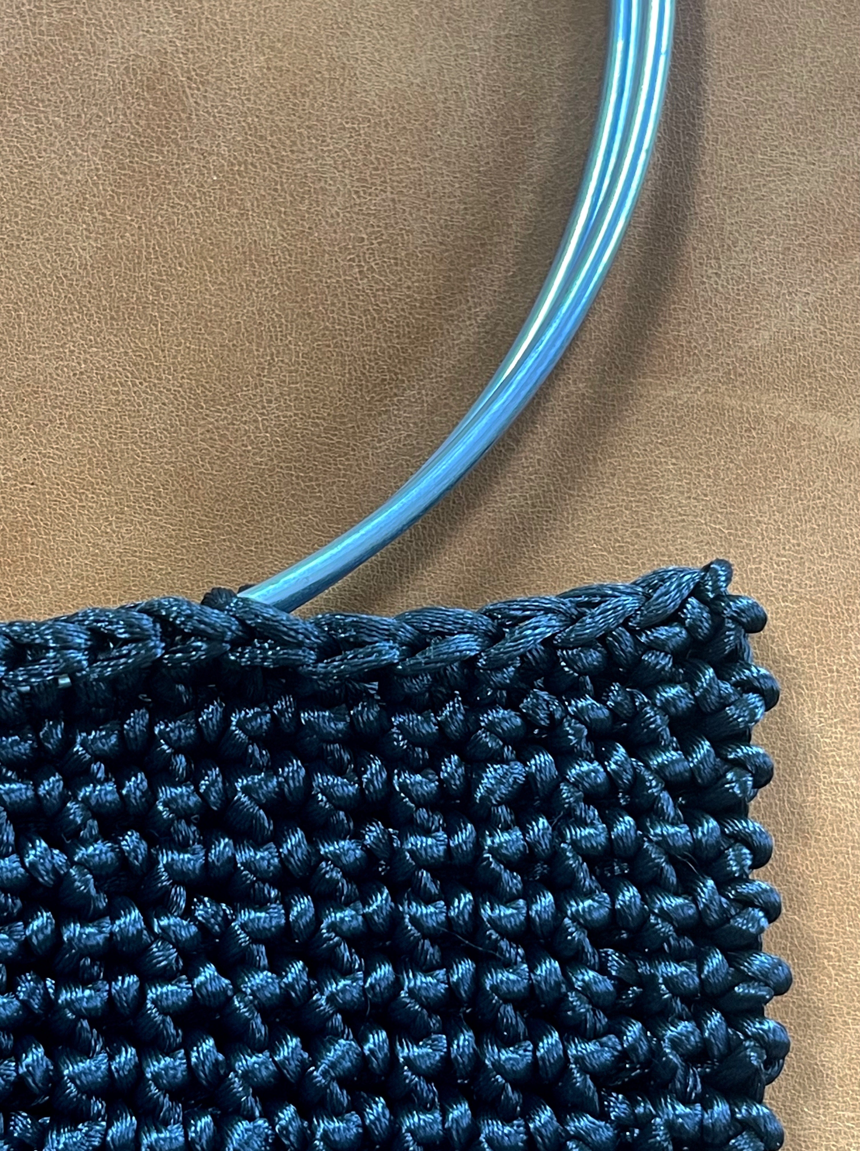 Cartera Hippie Chic en elegante color negro tejida a crochet con mango plateado.