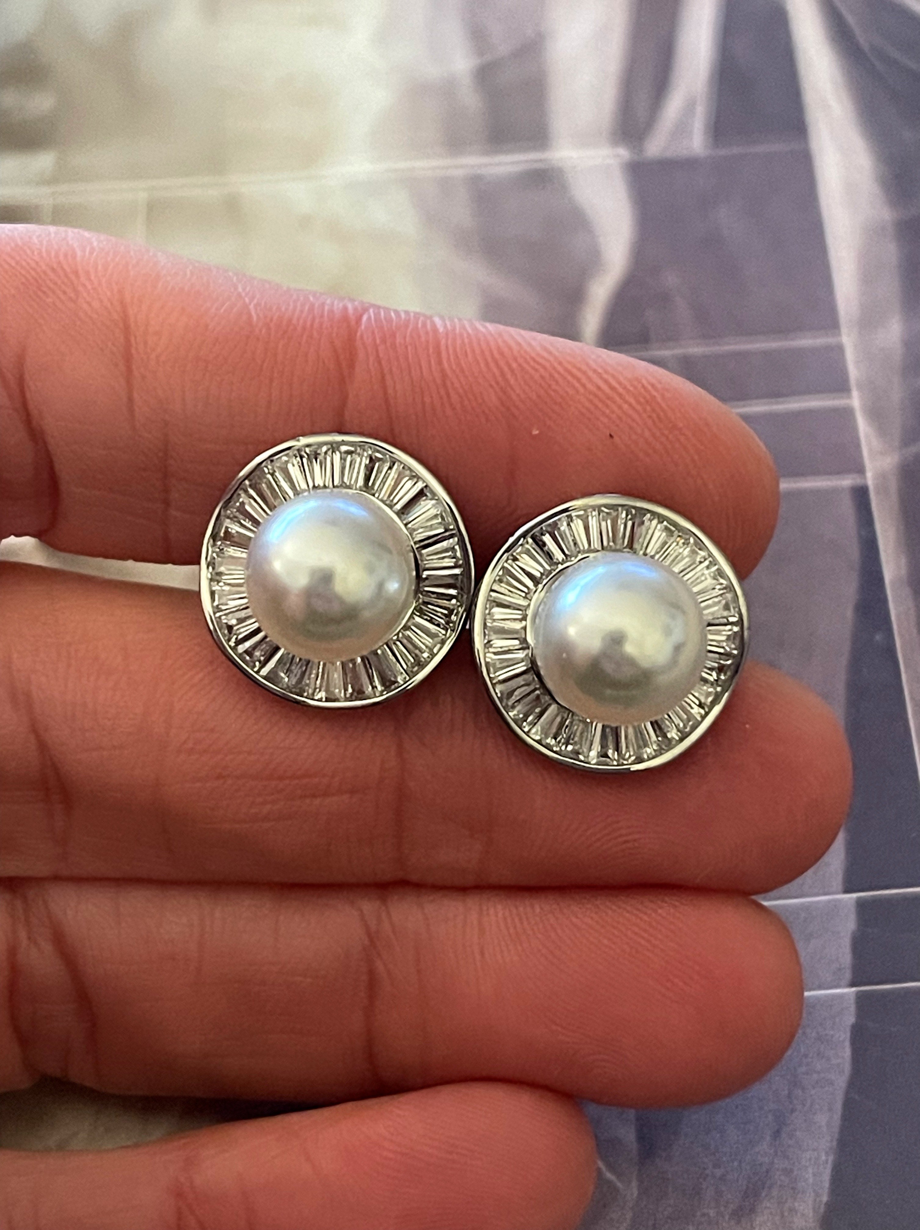 Aros Hippie Chic con elegantes perlas blancas de fantasia fina y circones tipo baguette por el contorno. Diametro 1.5 cm.