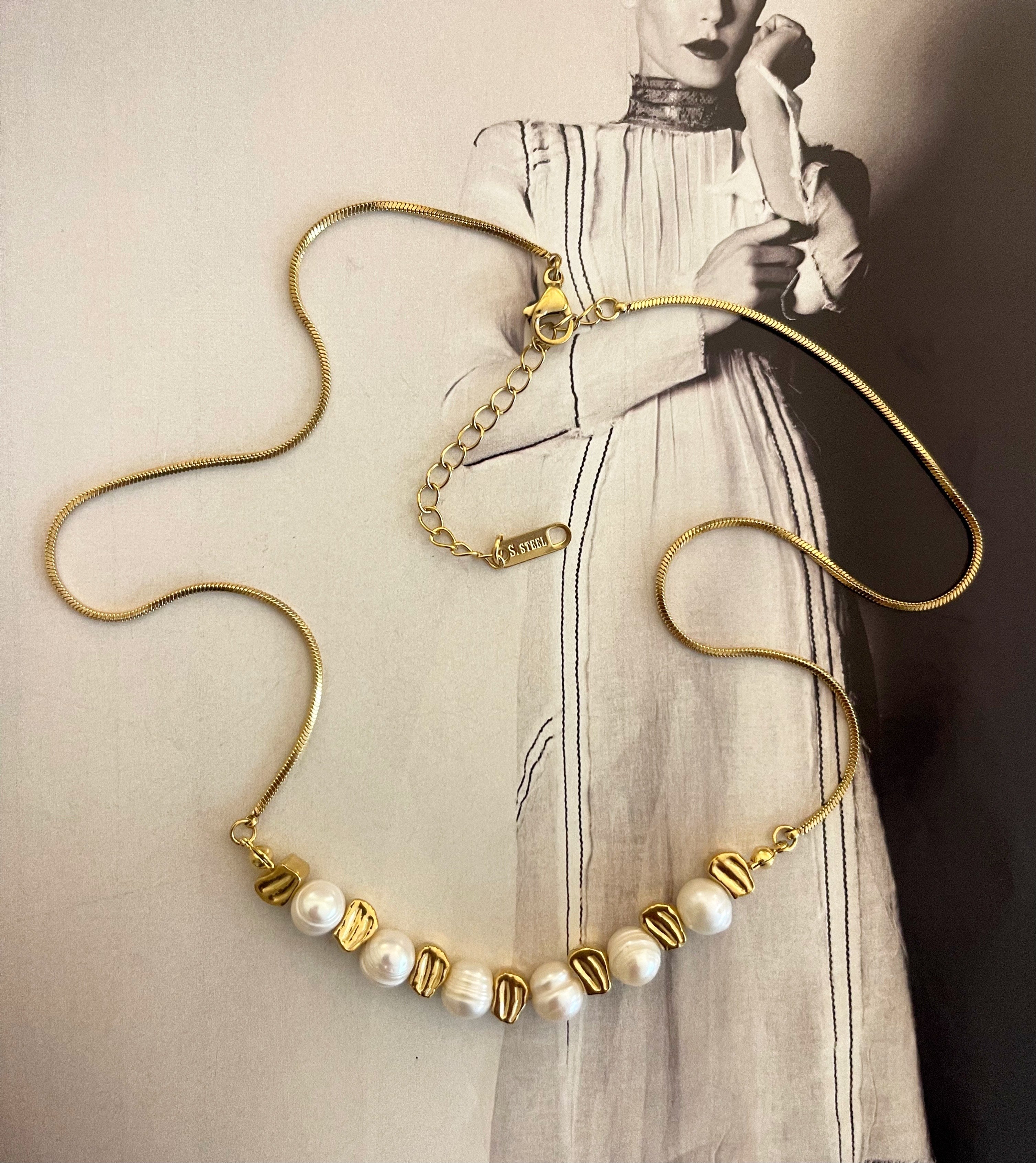 Collar Hippie Chic corto de acero inoxidable dorado y perlitas blancas naturales. Largo total 48 cm.