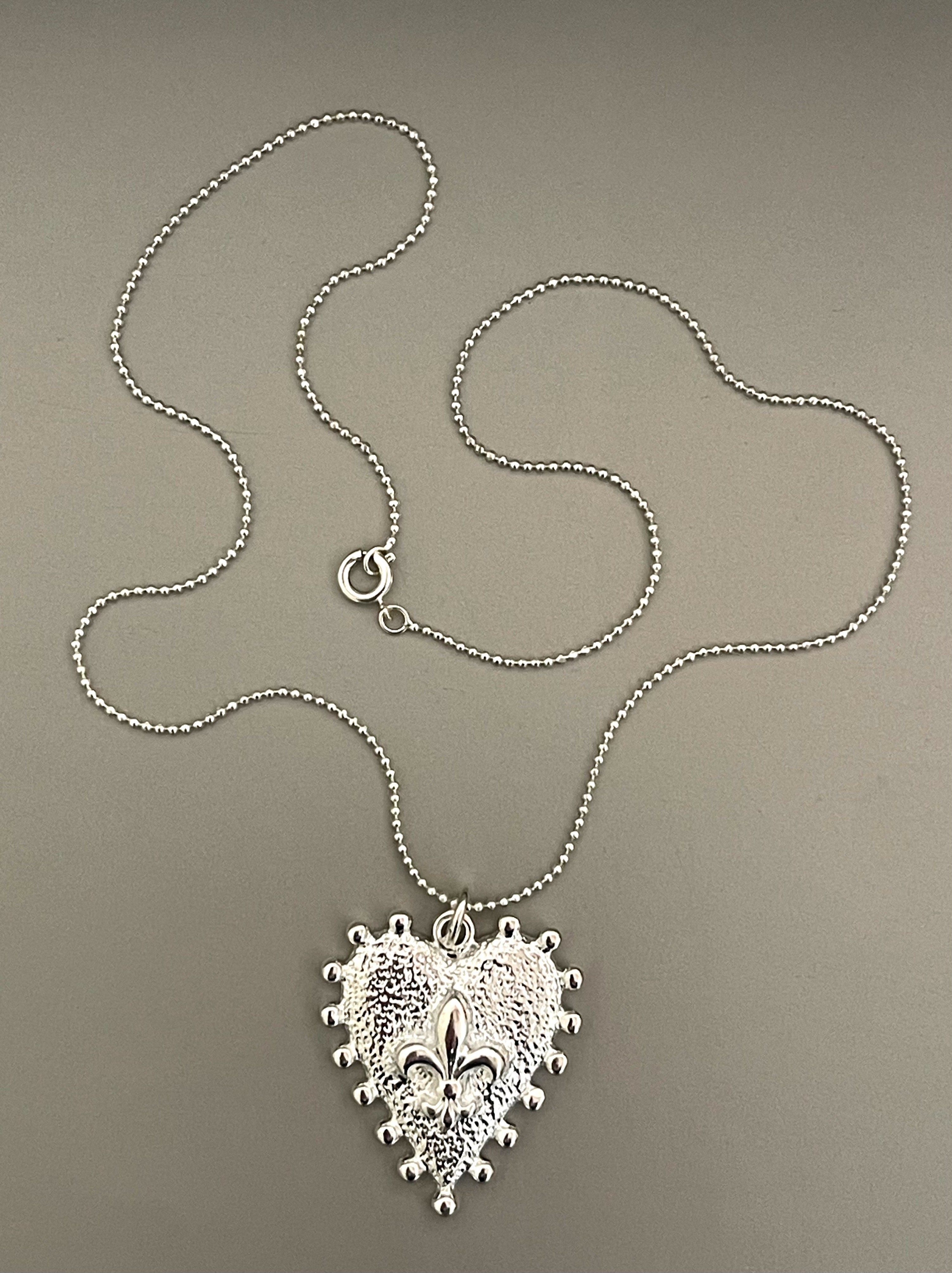 Collar Hippie Chic corto bañado en plata con espectacular corazon con flor de lis.