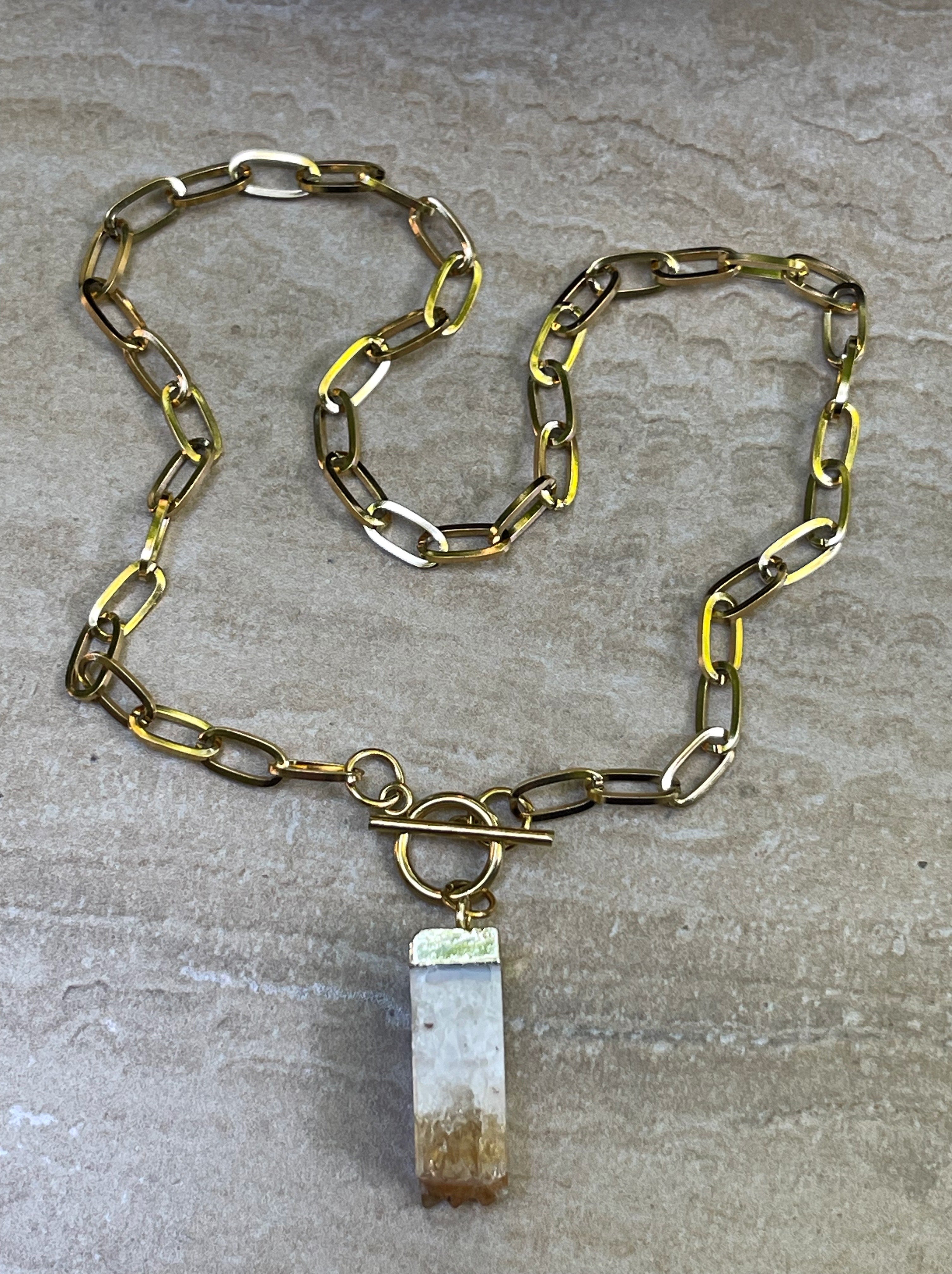 Collar Hippie Chic corto de acero inoxidable dorado con broche OT y precioso colgante de Citrino natural.