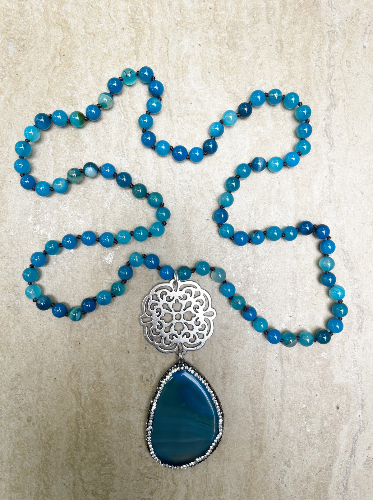 Collar largo de piedras naturales en tonos azules, cristales y conector plateado — foto 8