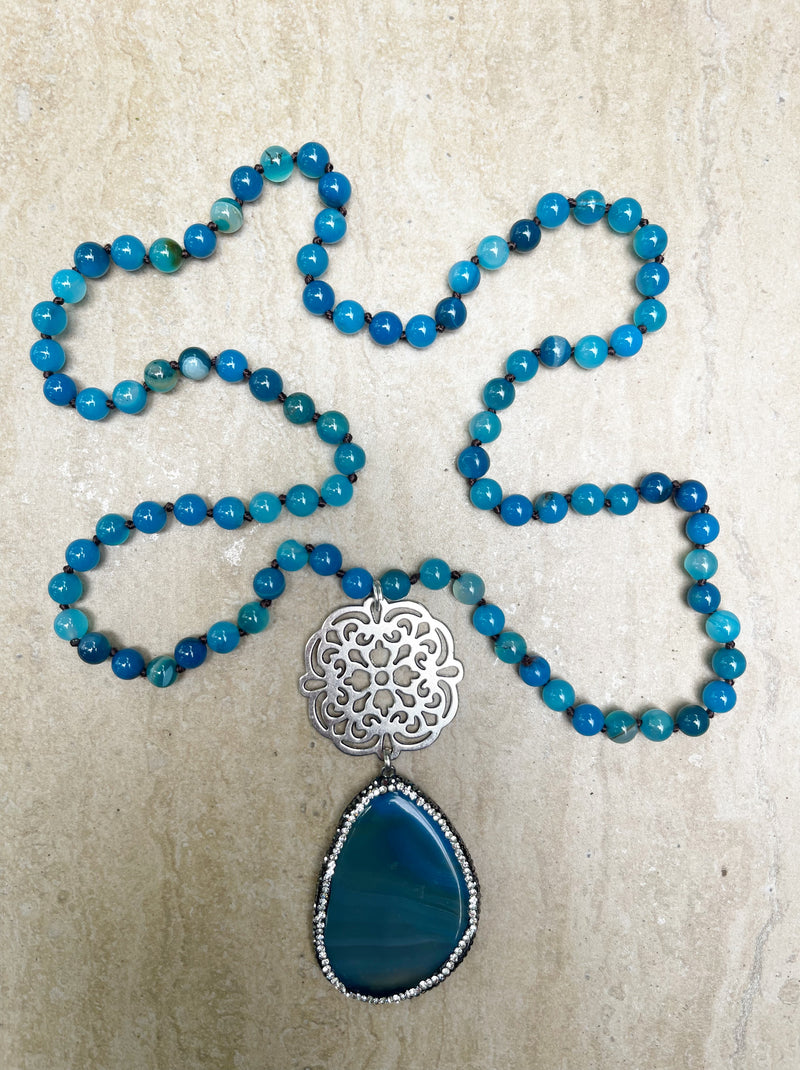 Collar largo de piedras naturales en tonos azules, cristales y conector plateado — foto 8
