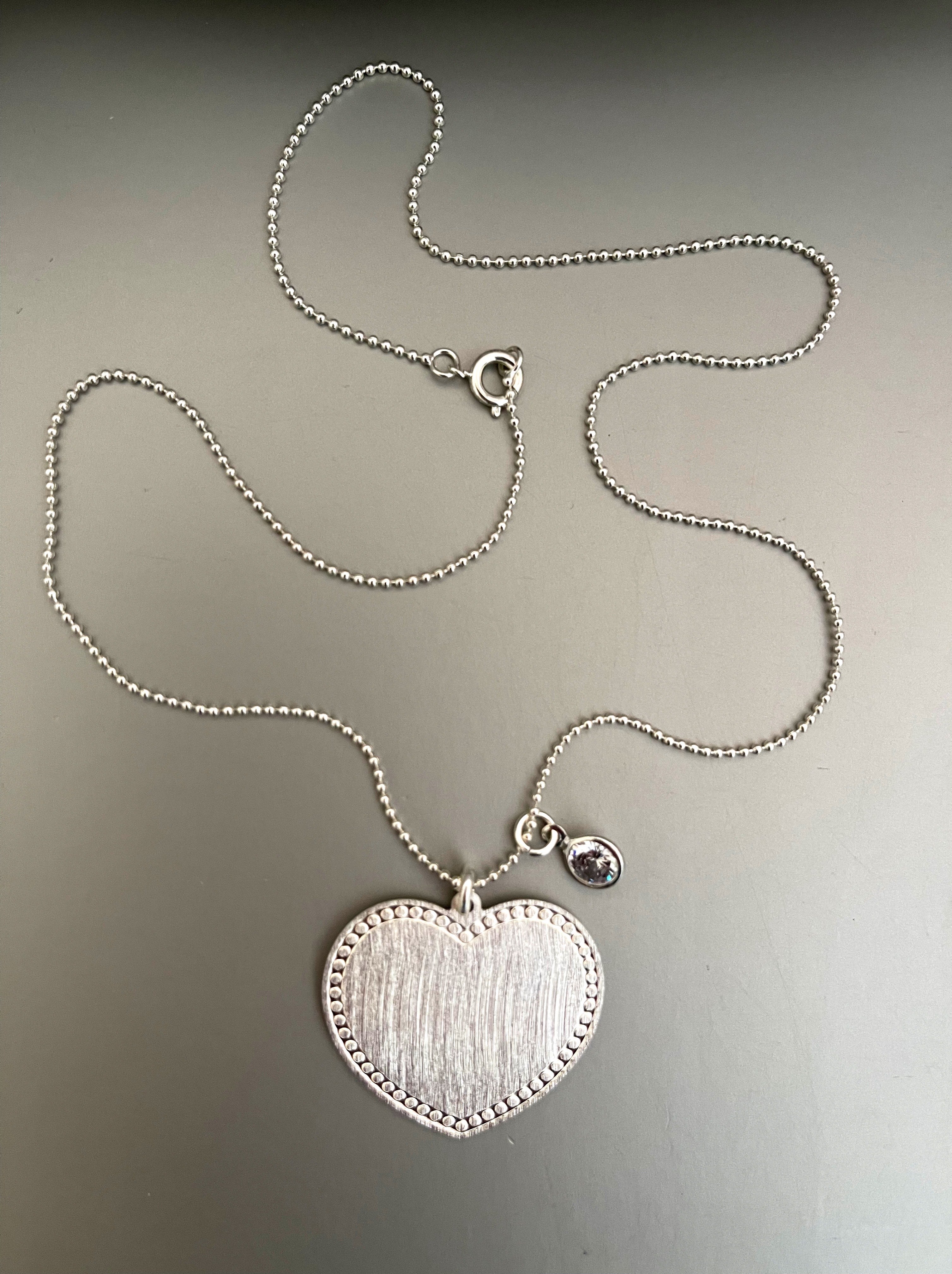 Collar Hippie Chic corto bañado en plata con precioso corazon, detalle en su contorno y punto de luz.