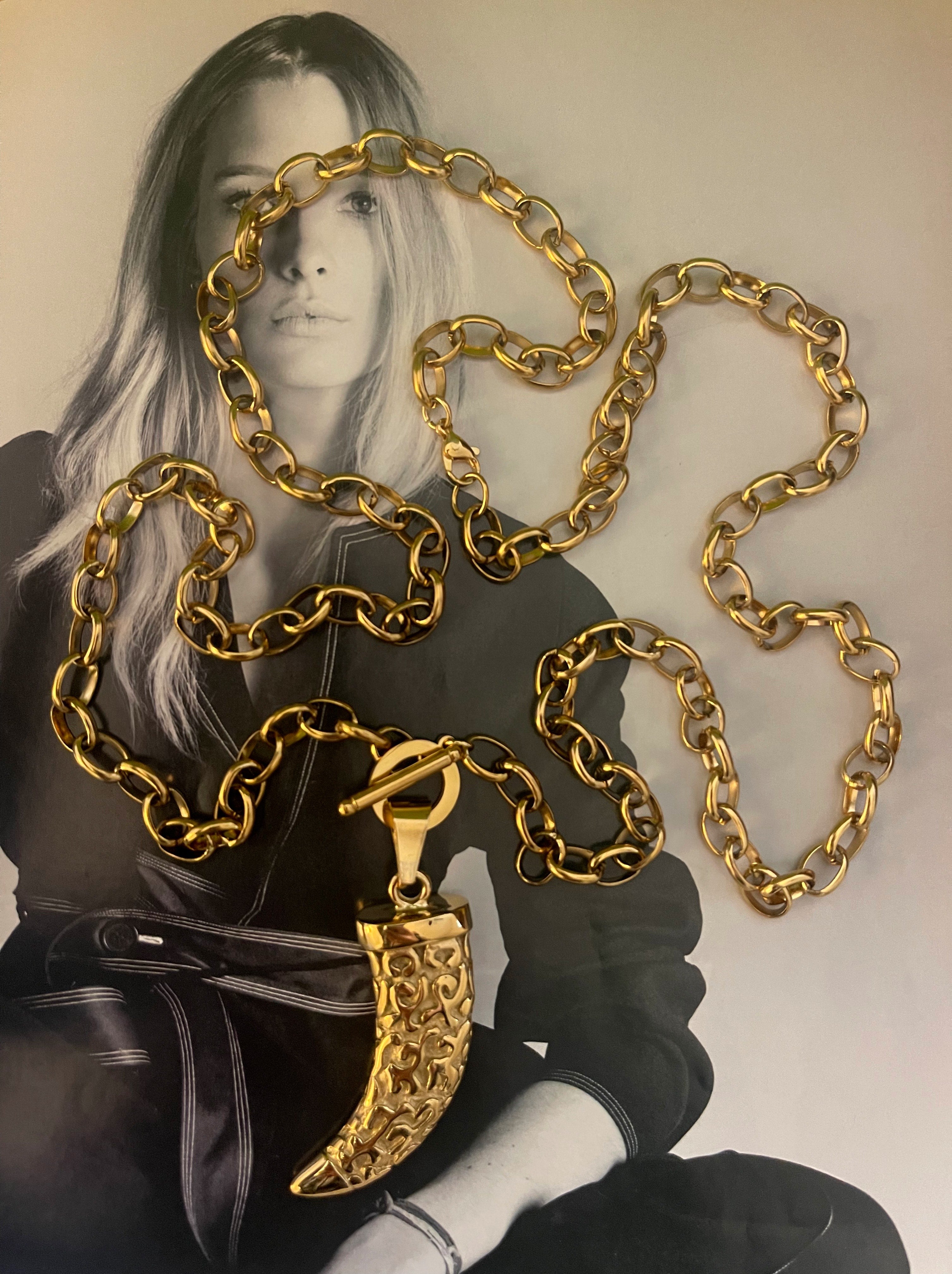 Collar Hippie chic largo de cadena de acero inoxidable dorado , broche OT y colgante de colmillo con precioso detalle tallado.