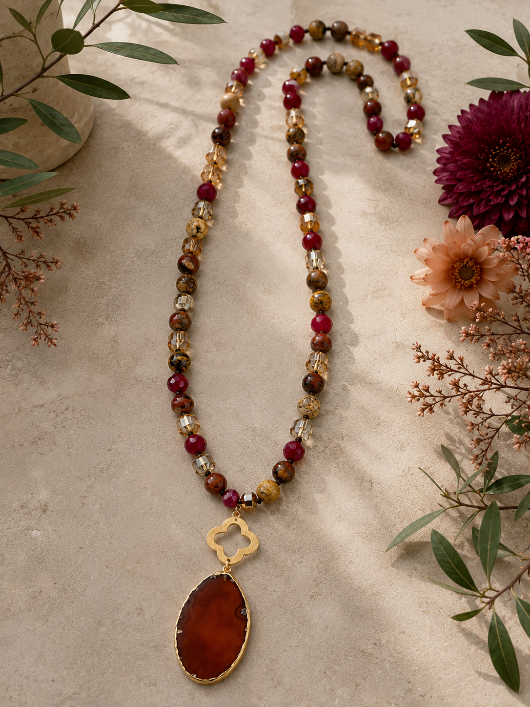 Collar Hippie Chic largo de piedras y cristales anudados en tonos rojos, fucsias y beige. Colgante piedra Ágata.