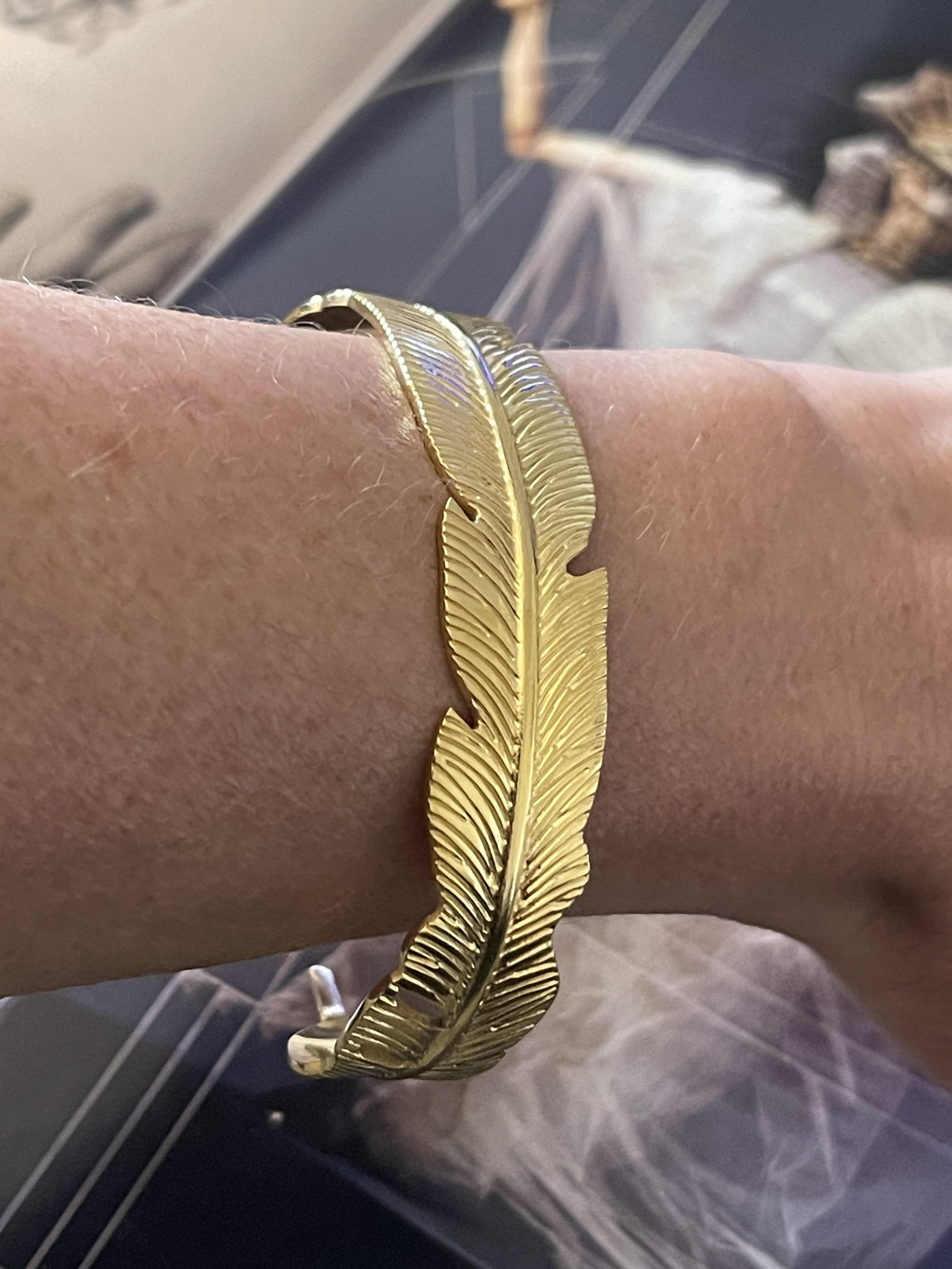 Pulsera Hippie Chic de acero inoxidable dorado con elegante forma de hoja.