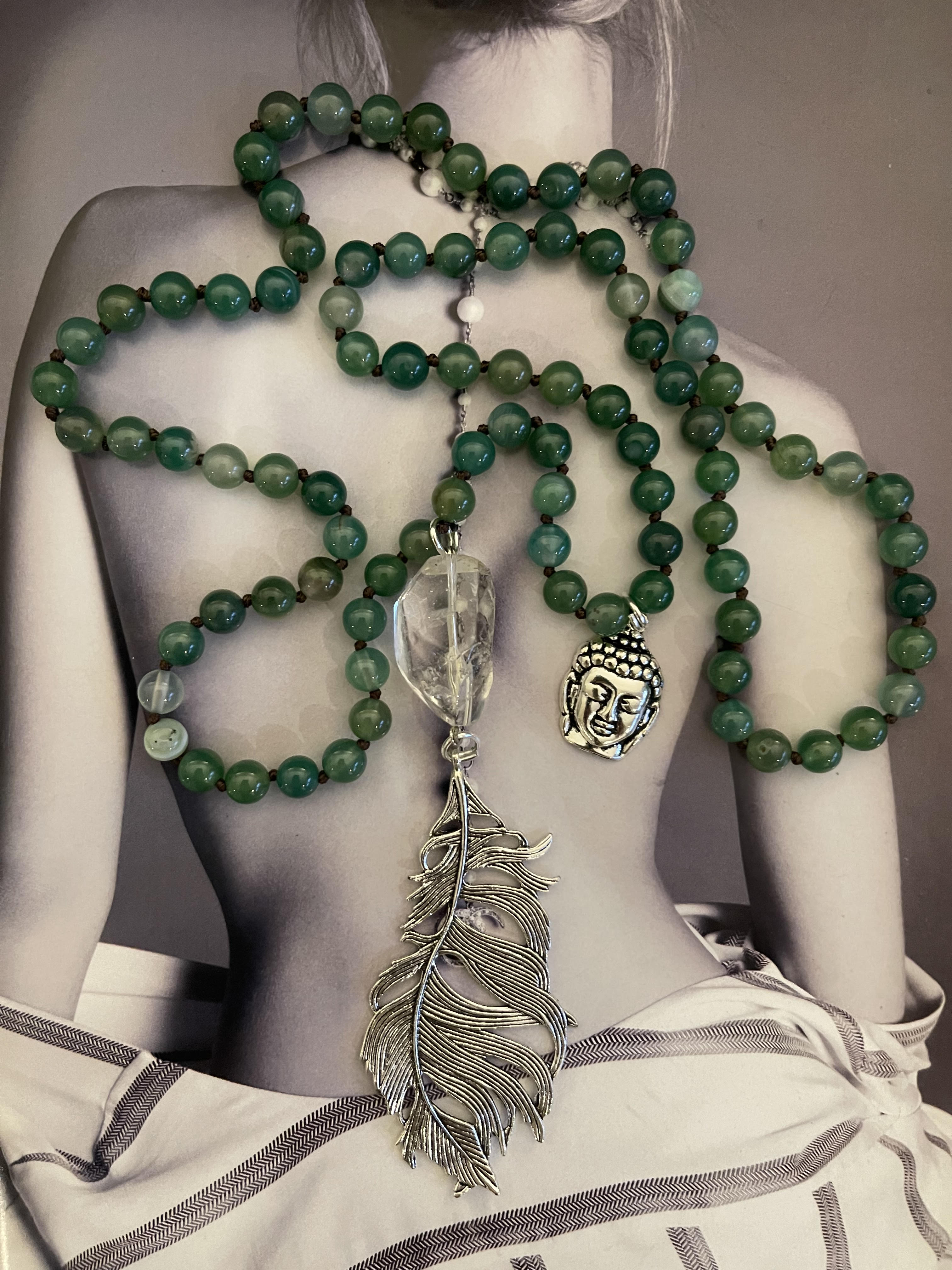 Collar Hippie Chic largo de piedras Onix verde anudadas con preciosa pluma en plateado y detalle de Buda.