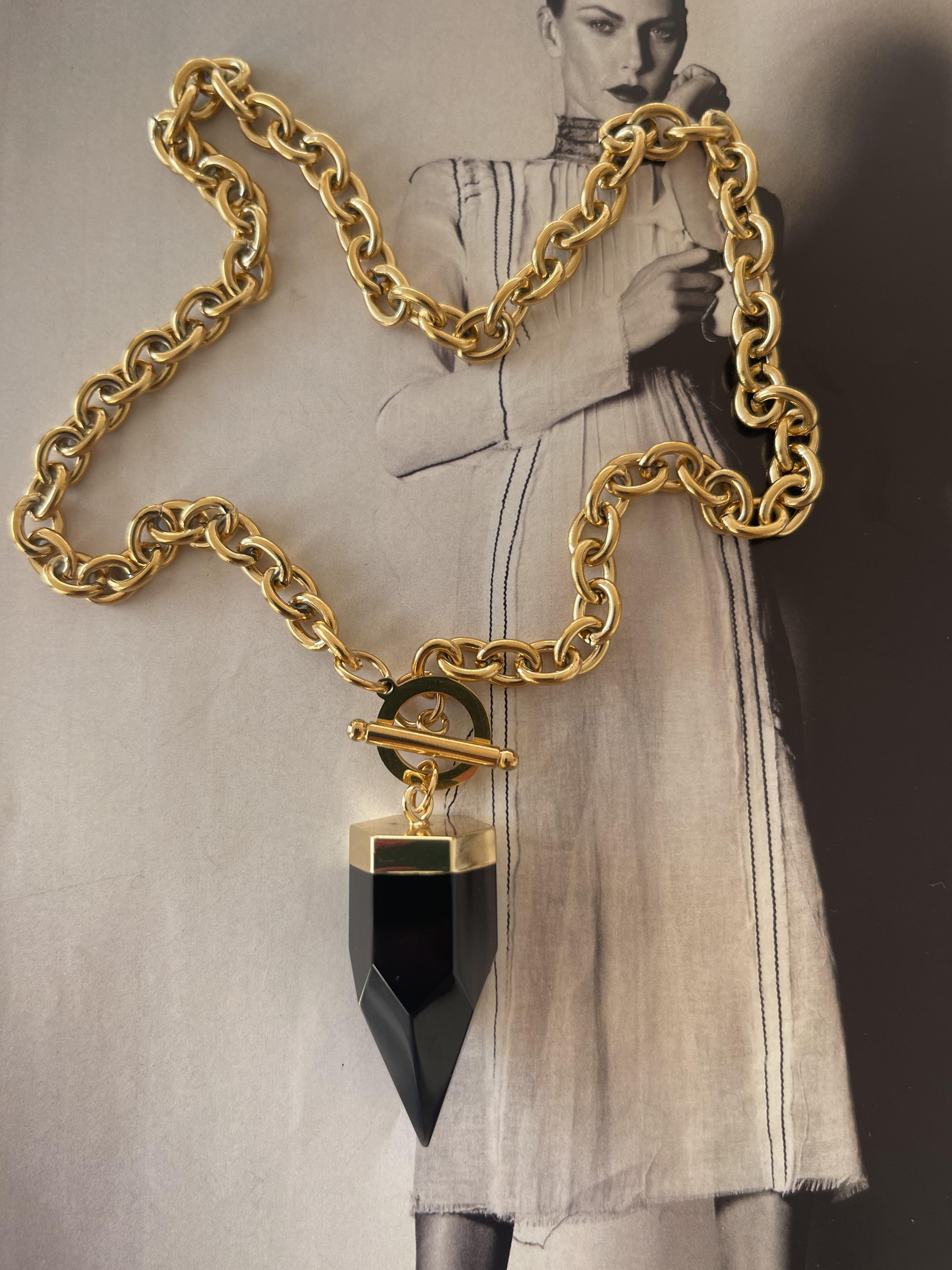 Collar Hippie Chic corto con cadena de acero inoxidable dorado y maravilloso colgante de piedra Onix negro natural facetado.