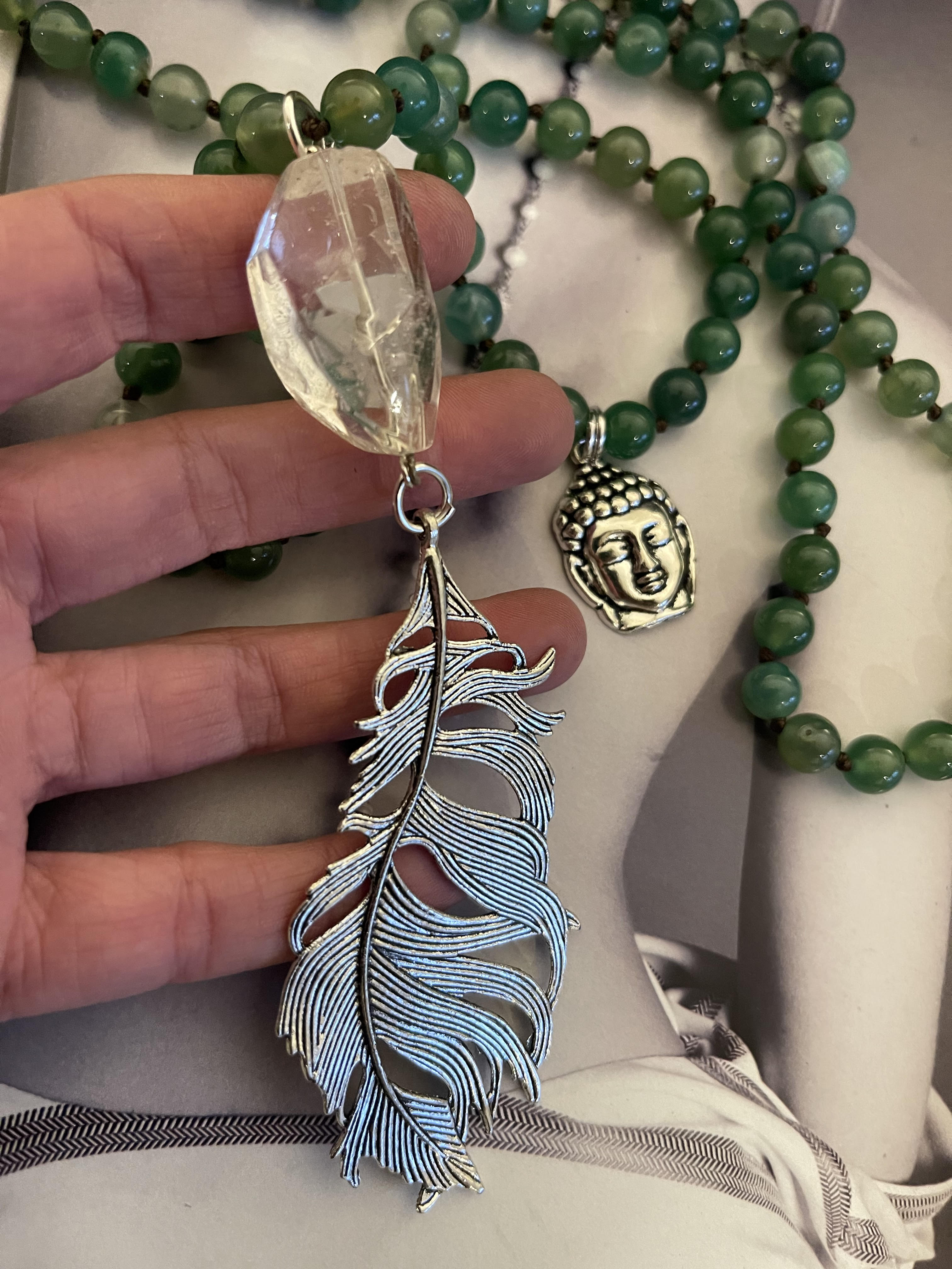 Collar Hippie Chic largo de piedras Onix verde anudadas con preciosa pluma en plateado y detalle de Buda.