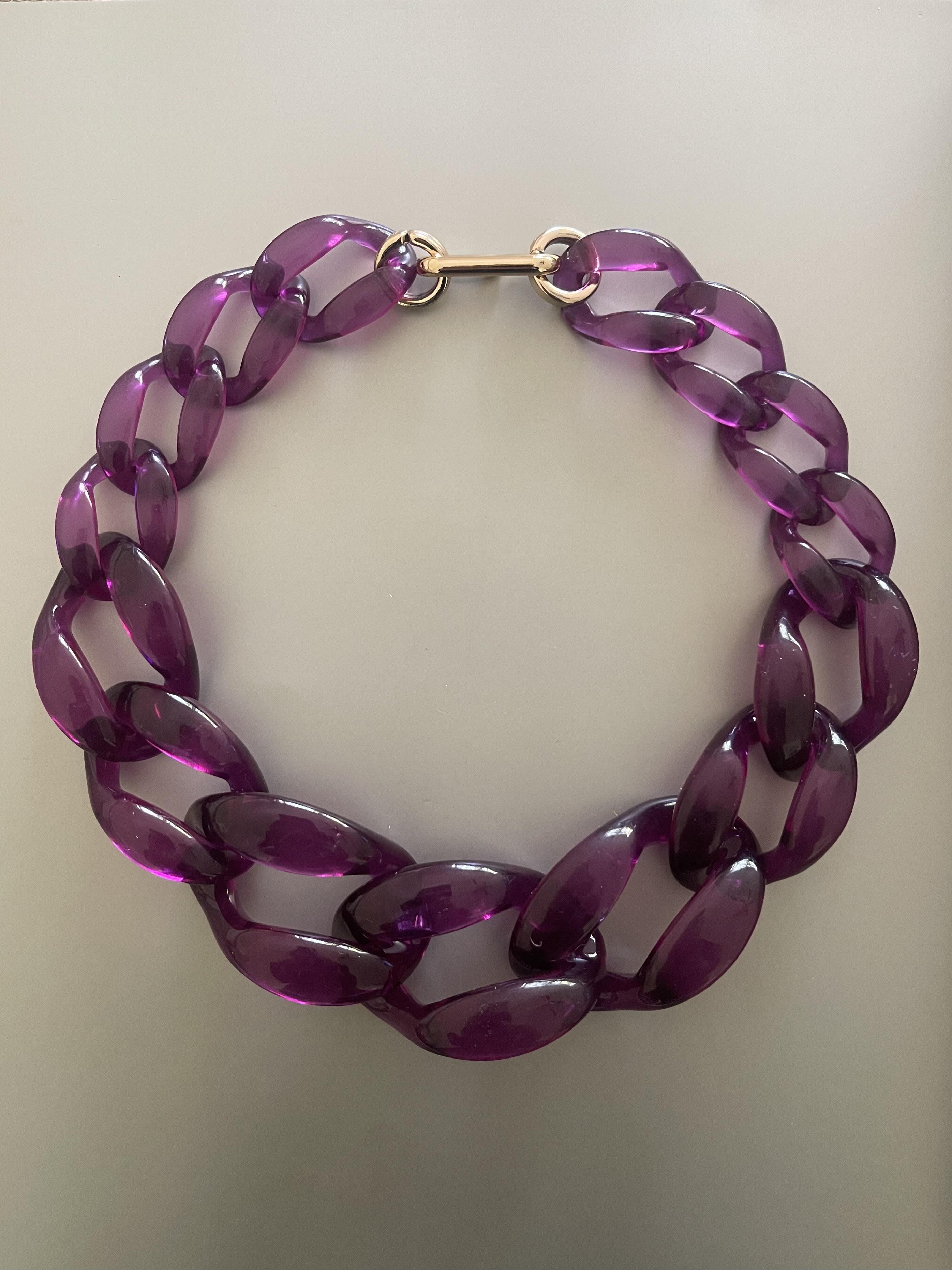 Collar Hippie Chic coro de acrilico en alegres tonos lilas y broche dorado.