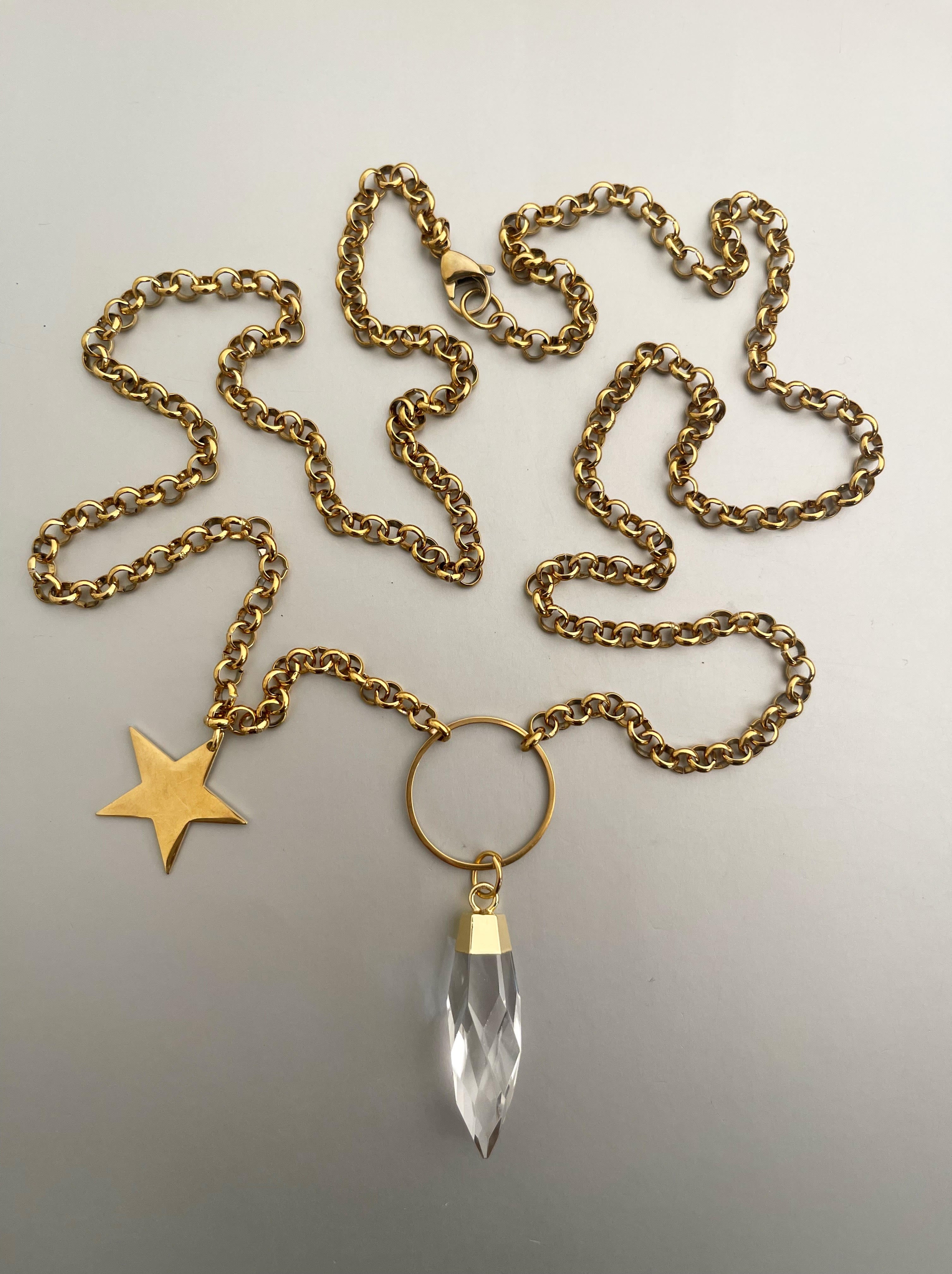 Collar Hippie Chic largo con cadena de acero inoxidable doradora y precioso cuarzo translusido facetado con estrella en acero.