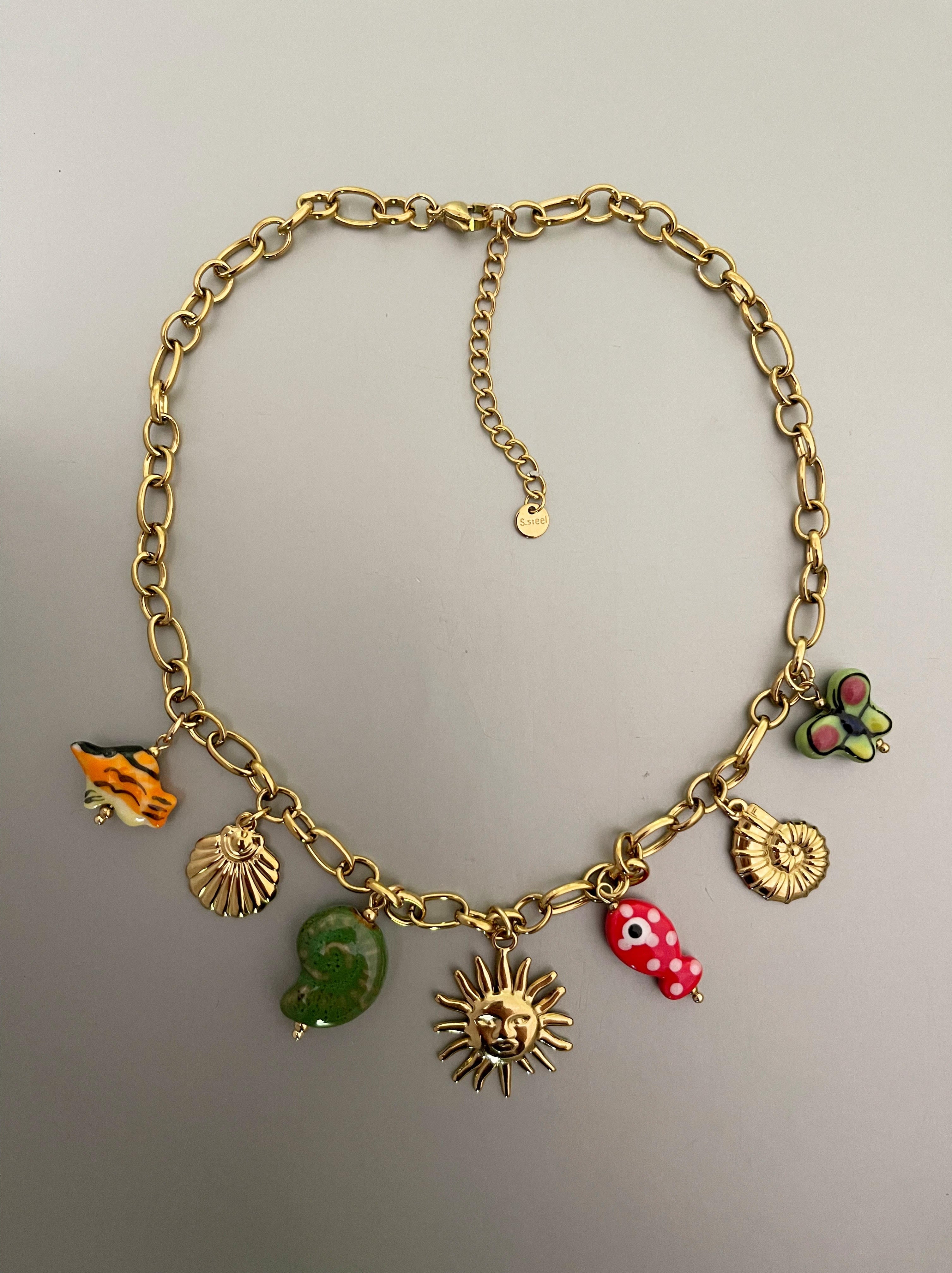 Collar Hippie Chic corto con cadena de acero inoxdable dorado y preciosos colgantes en acero y acrilico.