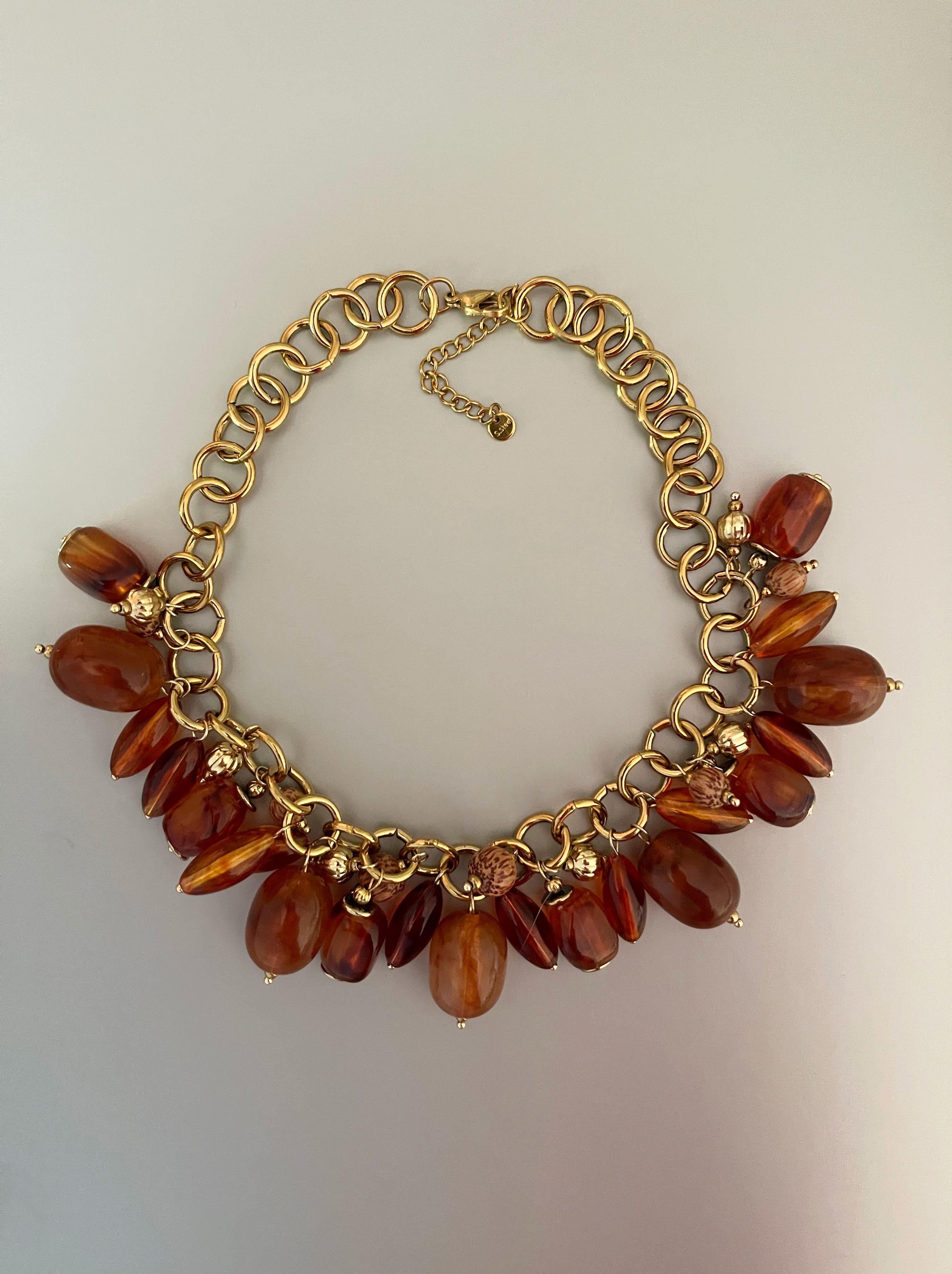 Collar Hippie Chic corto con cadena de acero inoxidable dorado y preciosos colgantes de acrilico color caramelo.