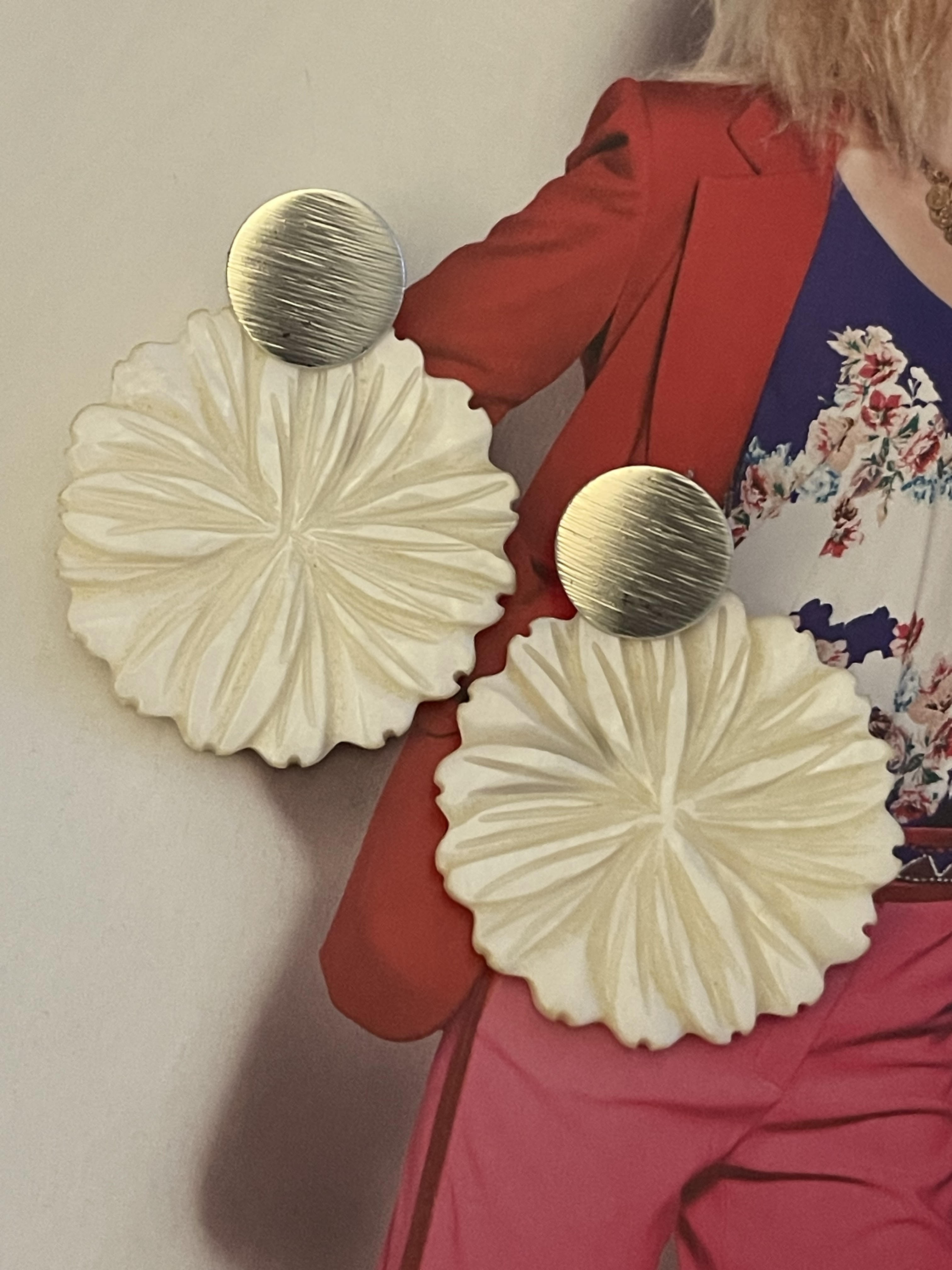 Aros Hippie Chic con preciosa flor en concha de perla natural y base bañada en plata.