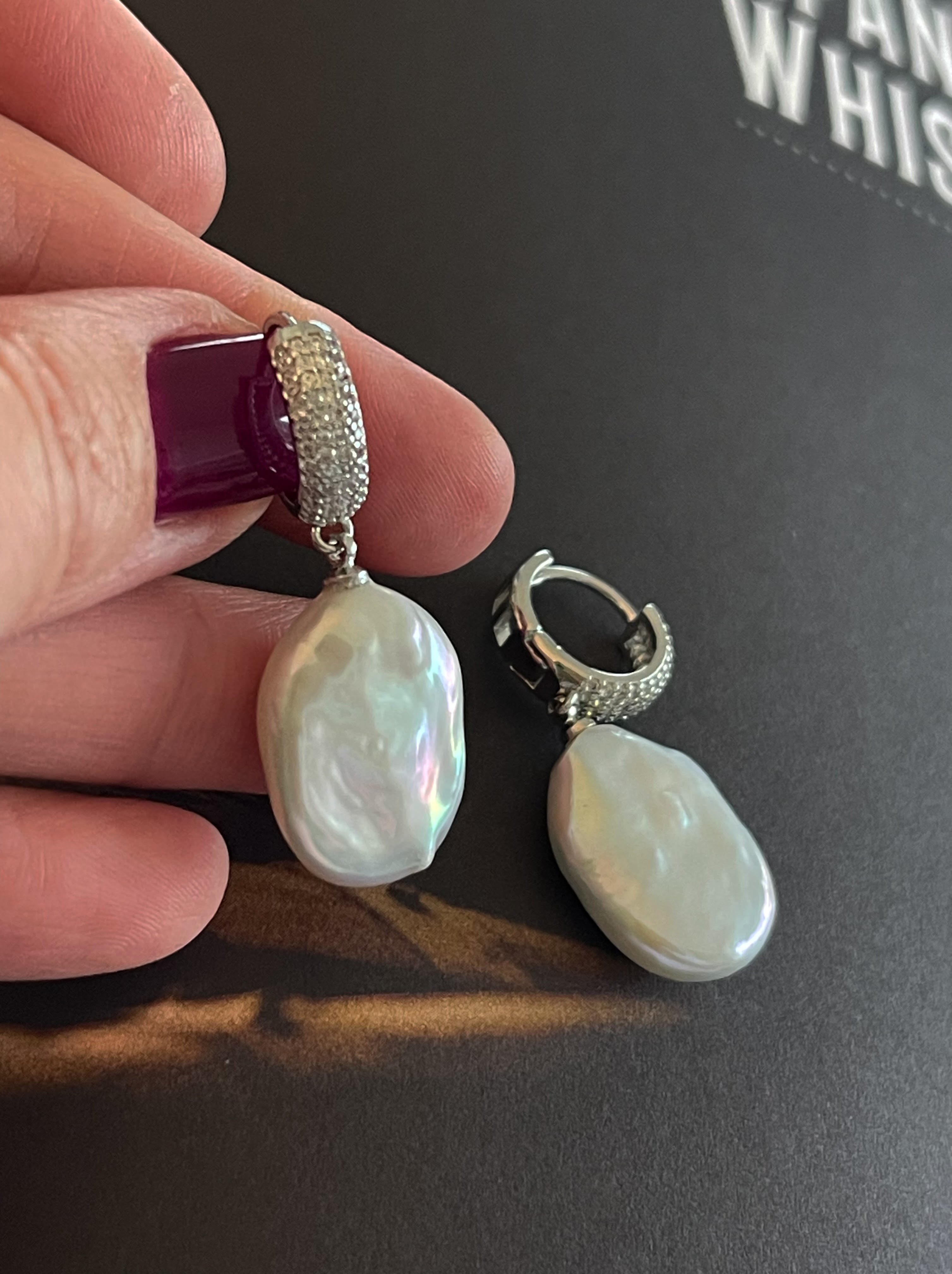 Aros Hippie Chic con elegantes perlas barrocas naturales blancas, bañados en plata y circones. Largo 3.5 cm.
