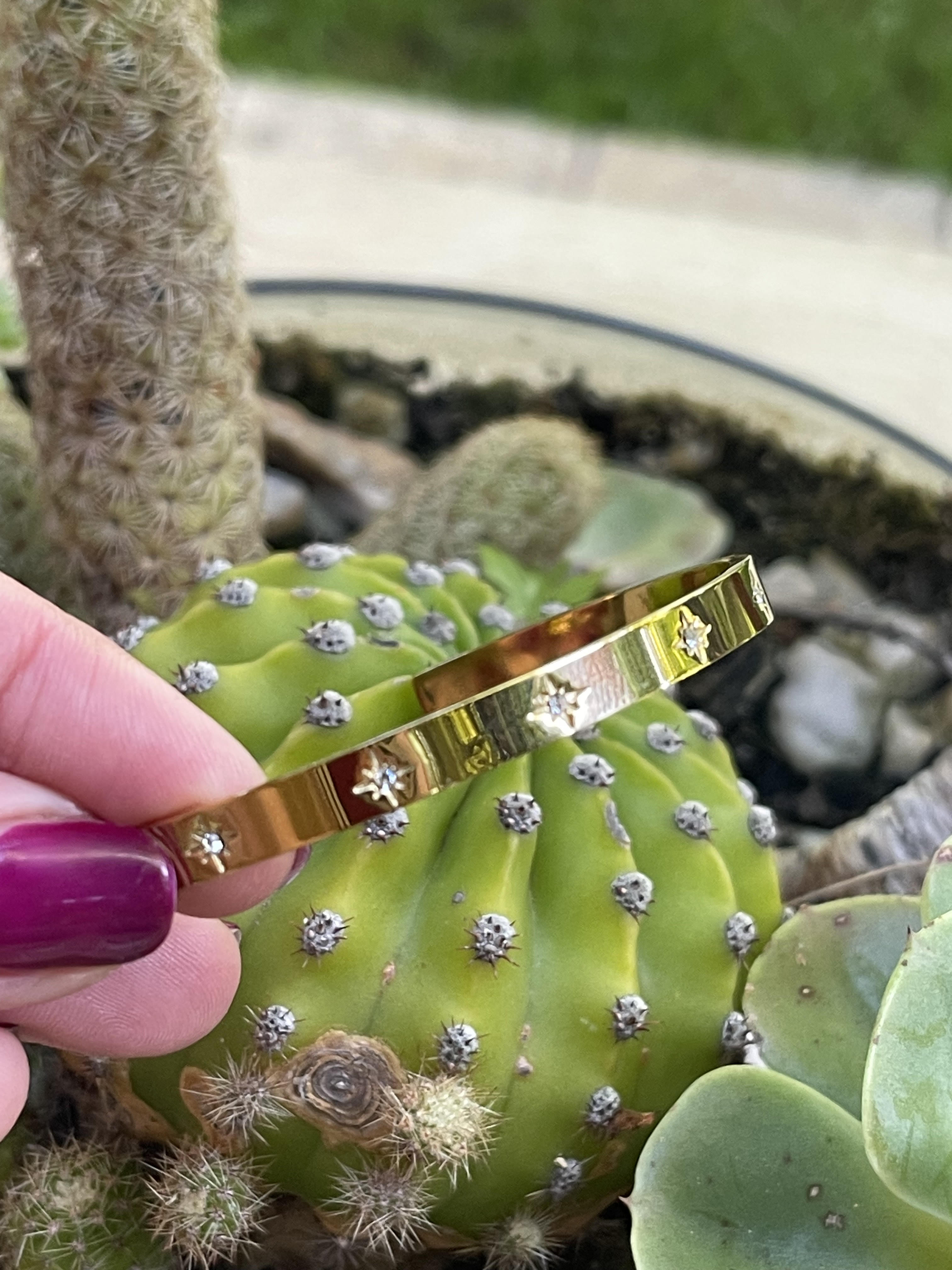 Pulsera Hippie Chic de acero inoxidable dorado, ajustable con mini estrellitas de circon