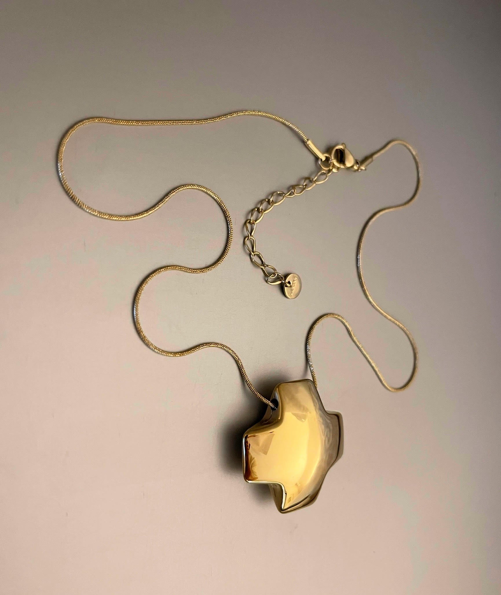 Collar Hippie Chic corto de acero inoxdable dorado y preciosa cruz en relieve. Largo 47 cm.