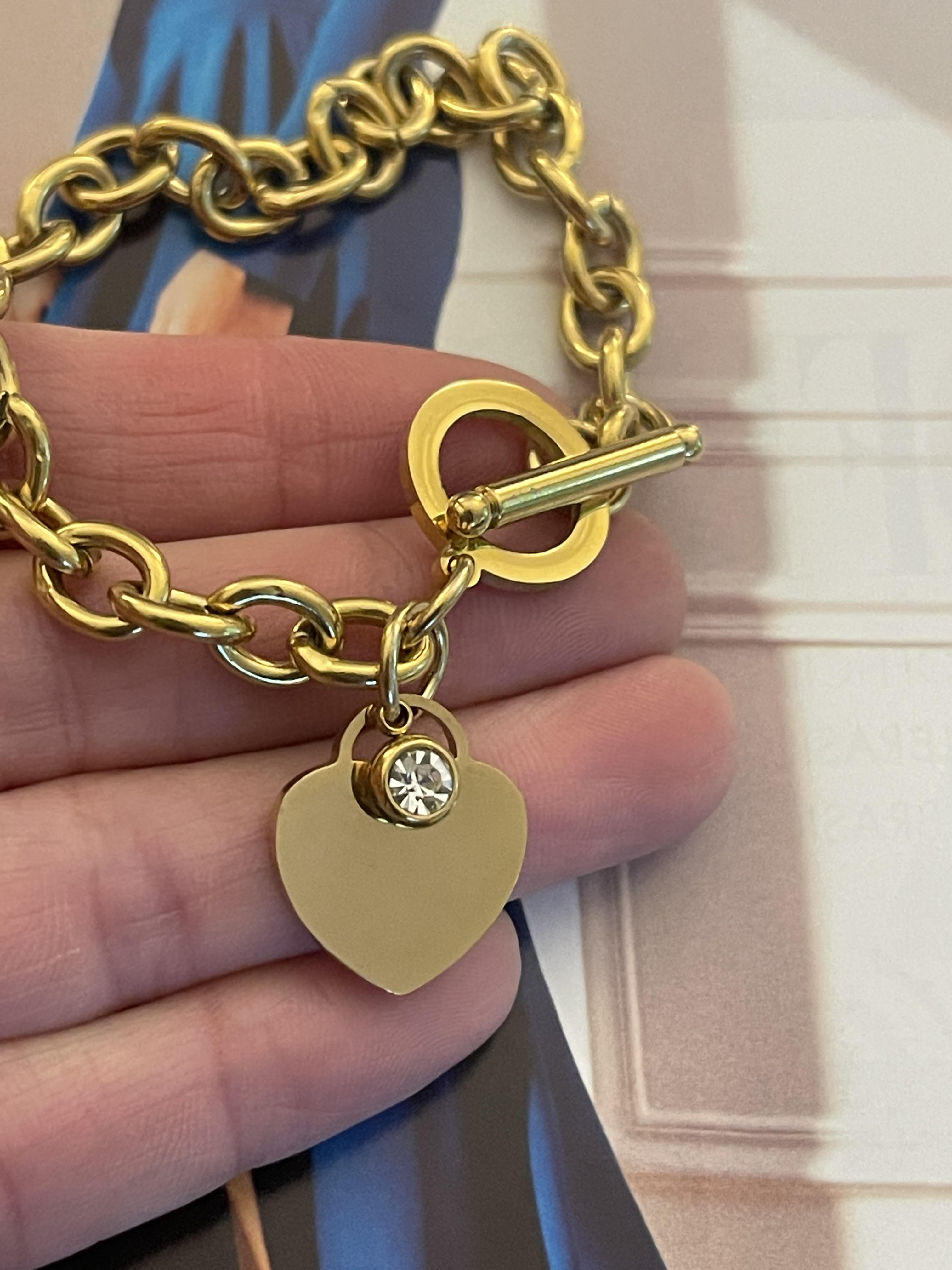 Pulsera Hippie Chic de acero inoxidable dorado con precioso corazon y punto de luz.