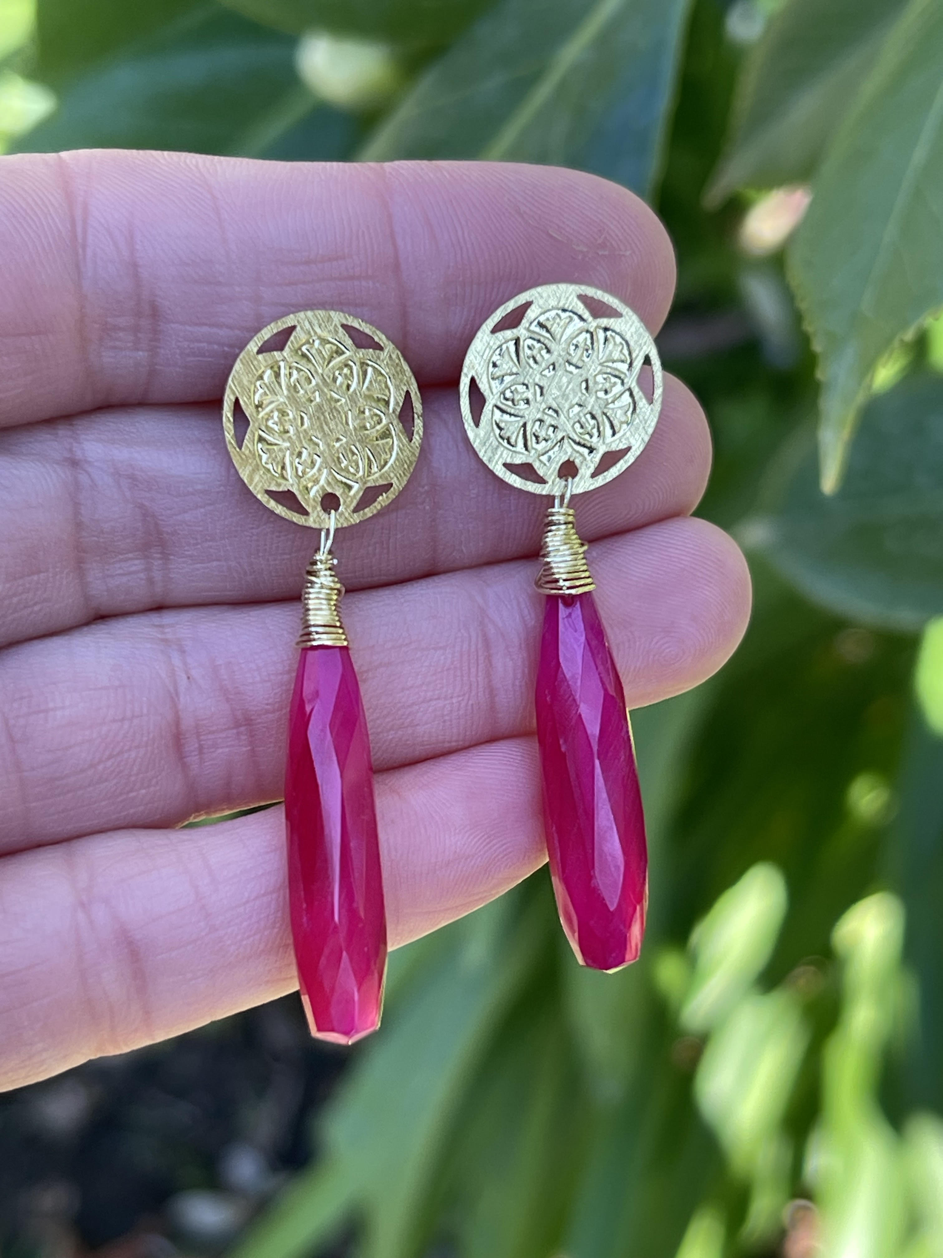 Aros Hippie Chic bañados en oro con elegante Calcedonia fucsia facetada y embarrilada con hilo de oro. Largo 5 cm.