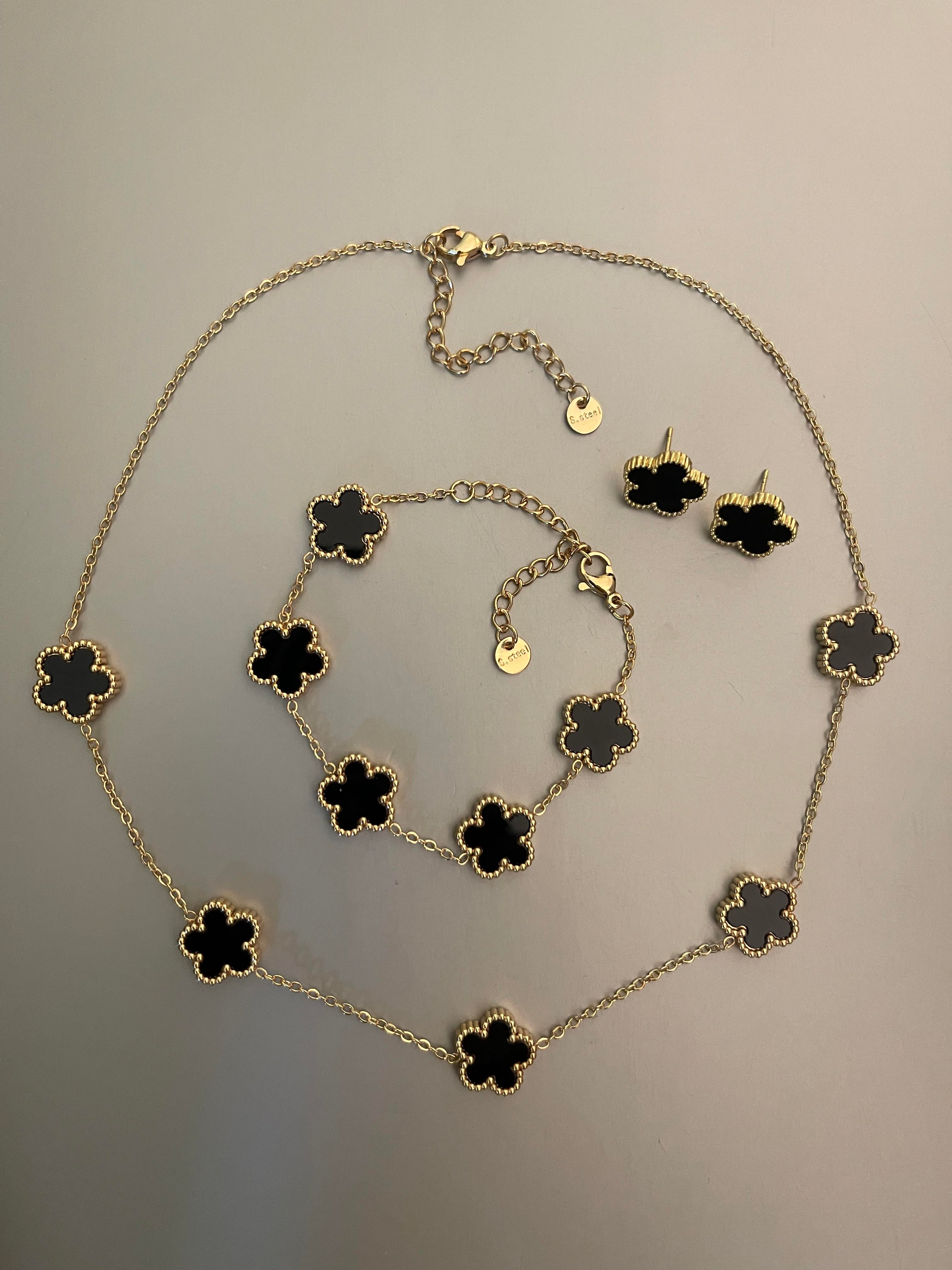 Conjunto Hippie Chic de acero inoxidable dorado y acrilico negro, compuesto por precioso collar corto, pulsera y aros.