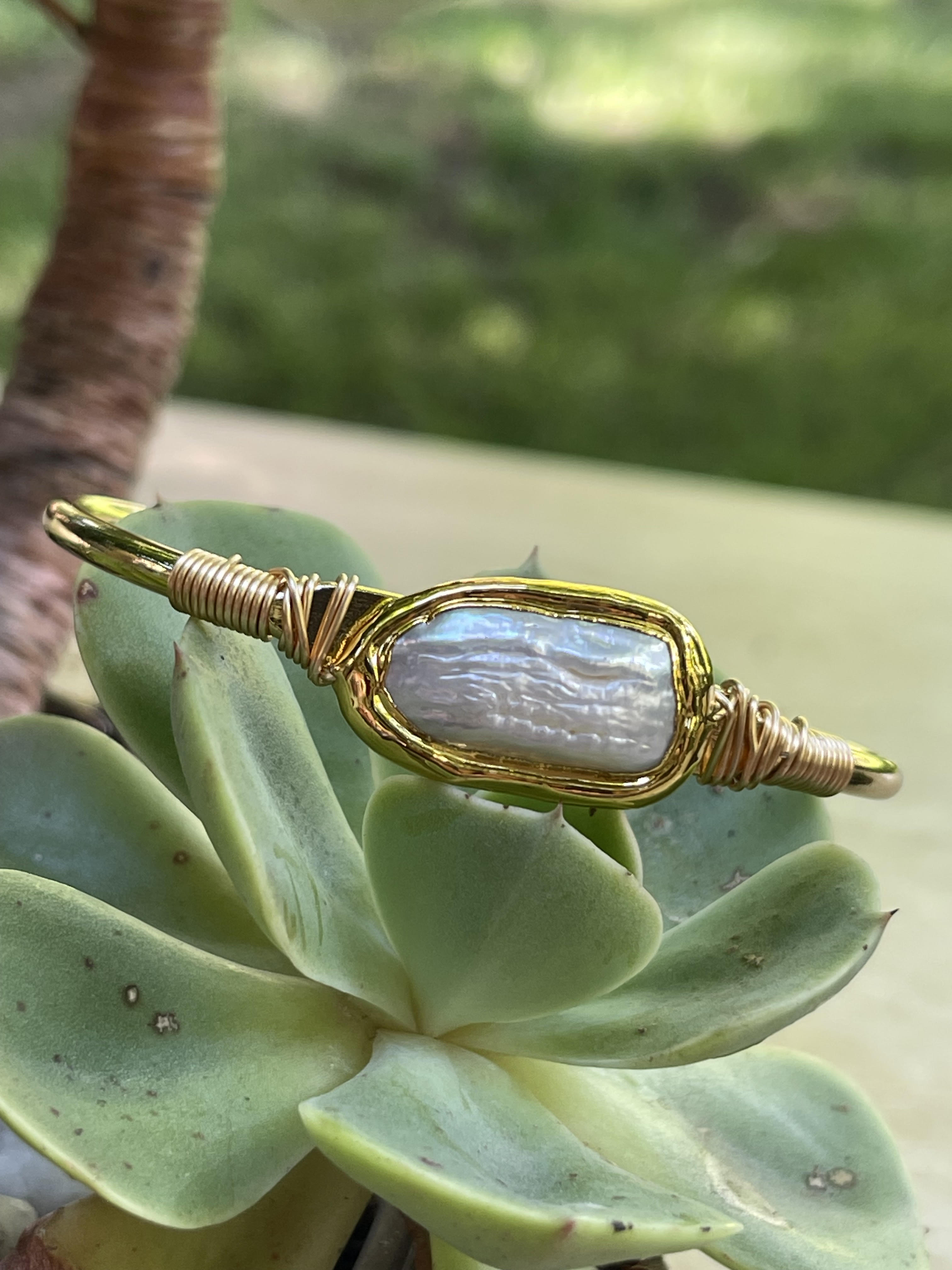 Pulsera Hippie Chic dorada con preciosa perla barroca blanca natural.