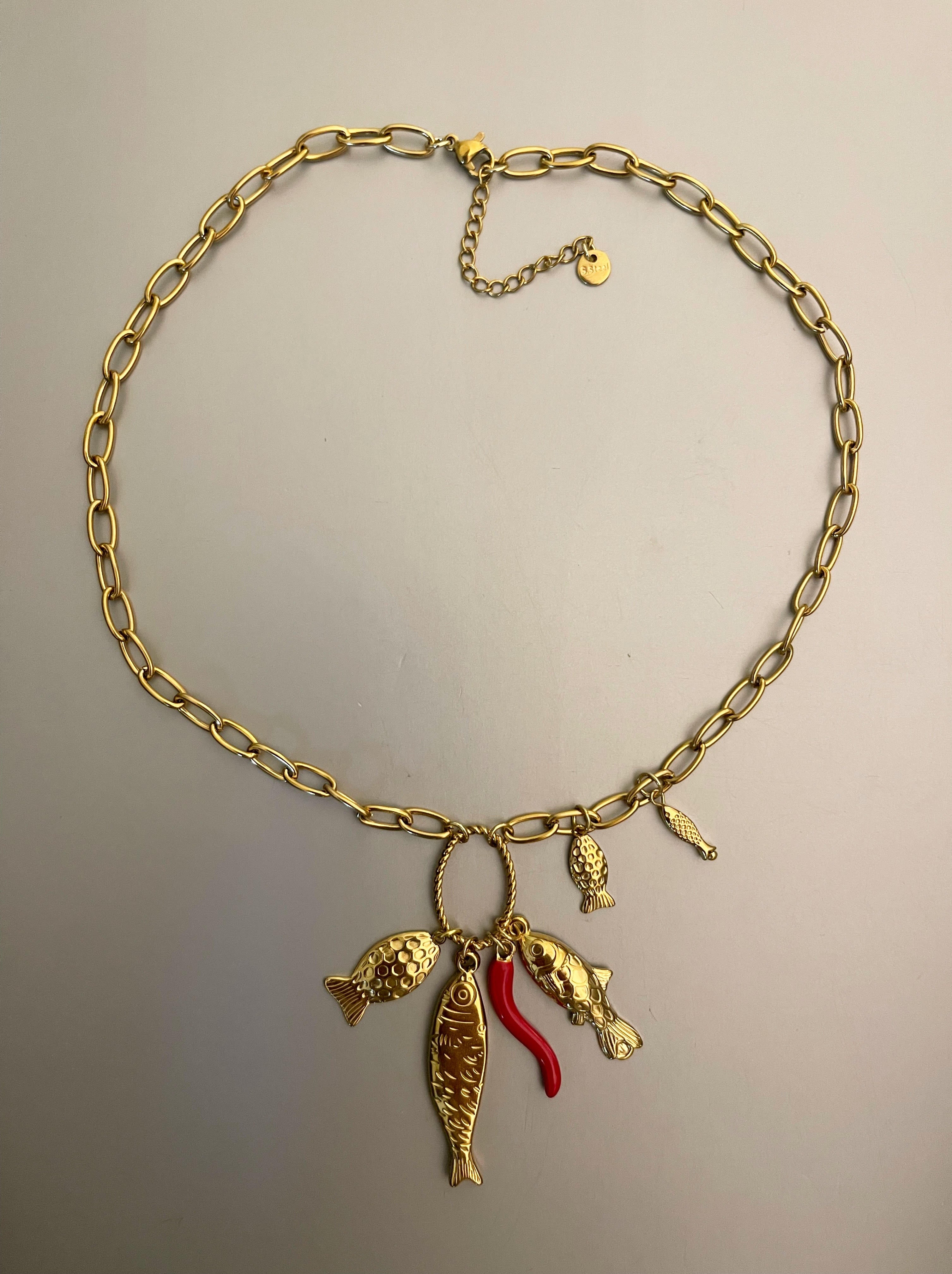 Collar Hippie Chic corto de cadena de acero inoxidable dorado y preciosos colgantes de peces.