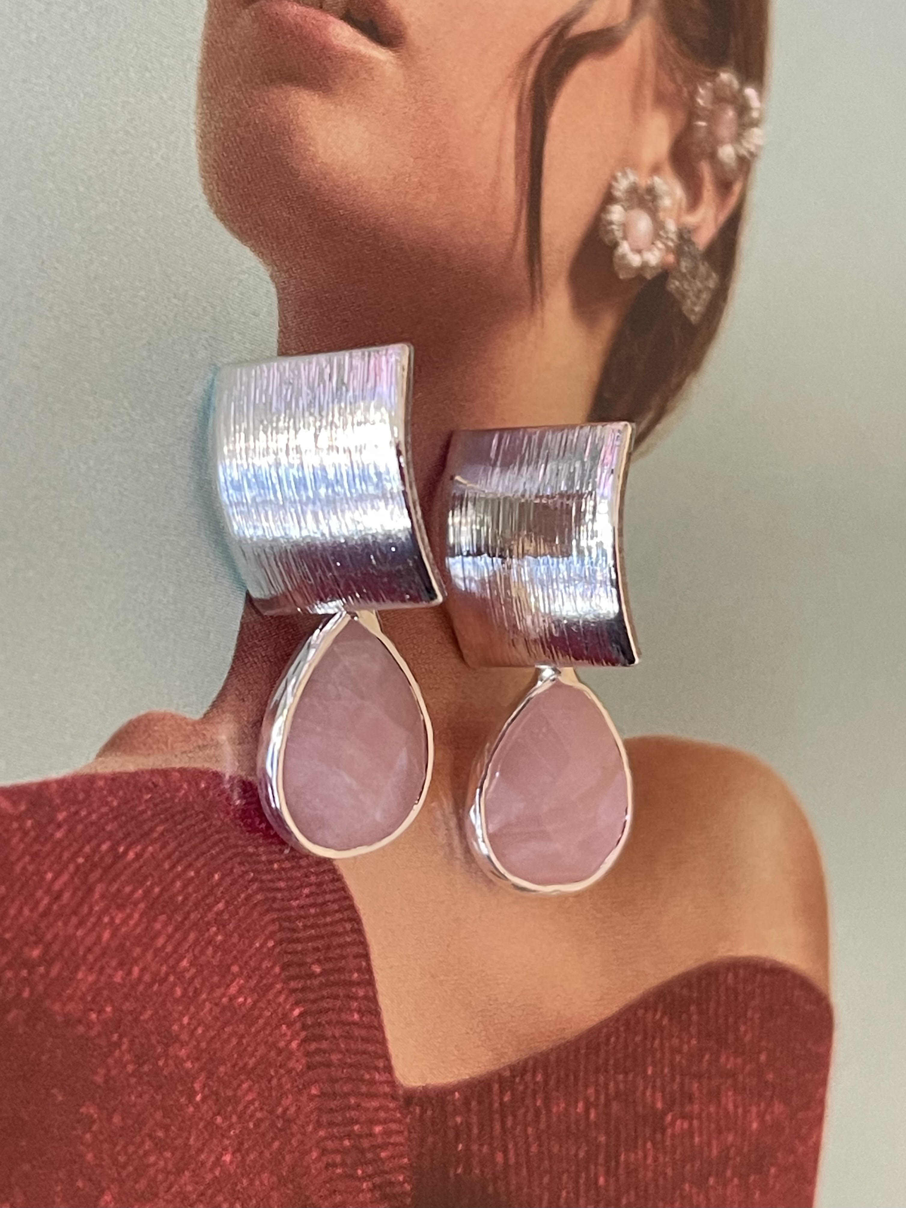 Aros Hippie Chic bañados en plata y precioso cuarzo rosa. Largo 2.8 cm.