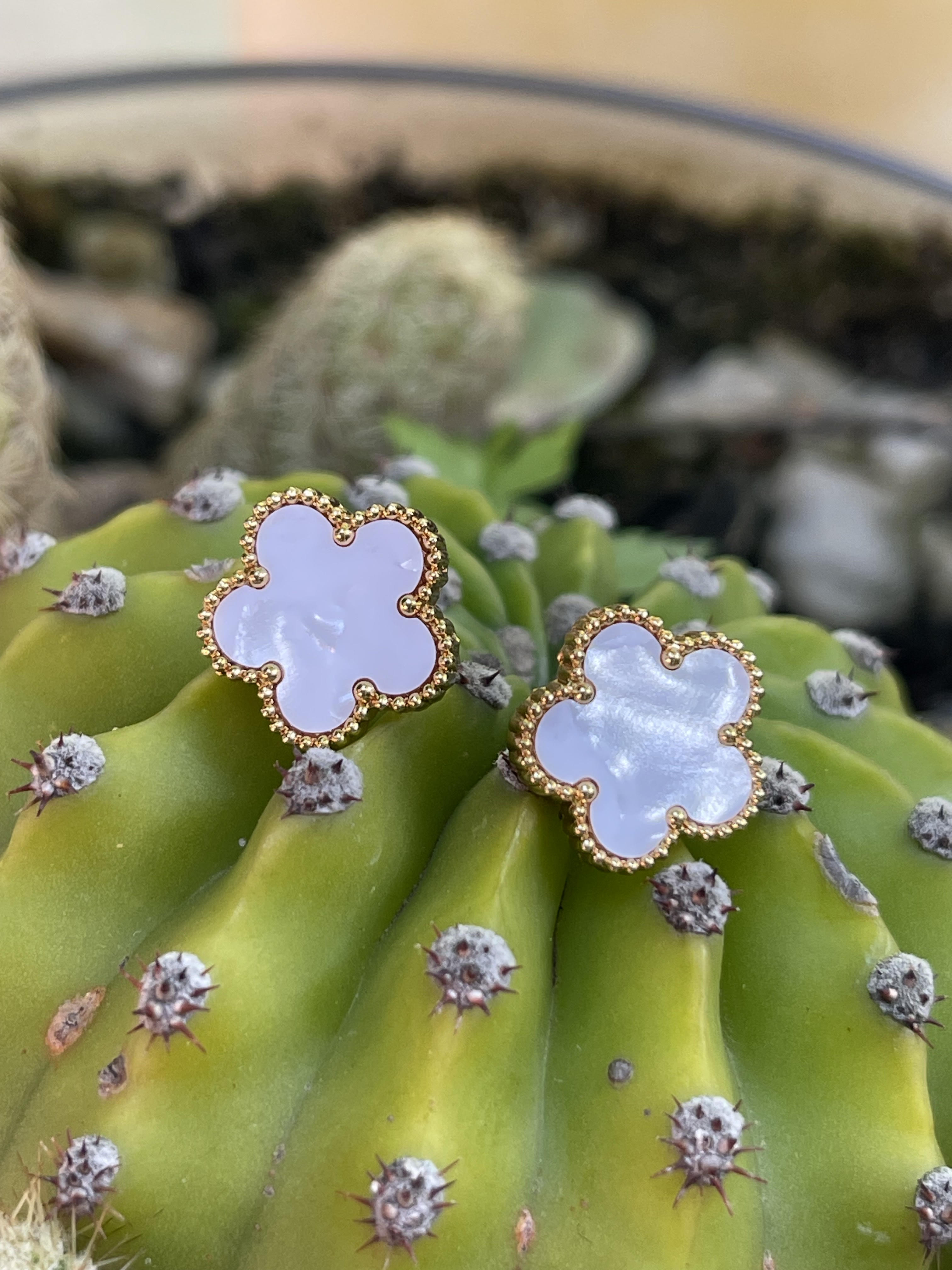 Conjunto Hippie Chic de acero inoxidable dorado y acrilico blanco, compuesto por un precioso collar corto, pulsera y aros.