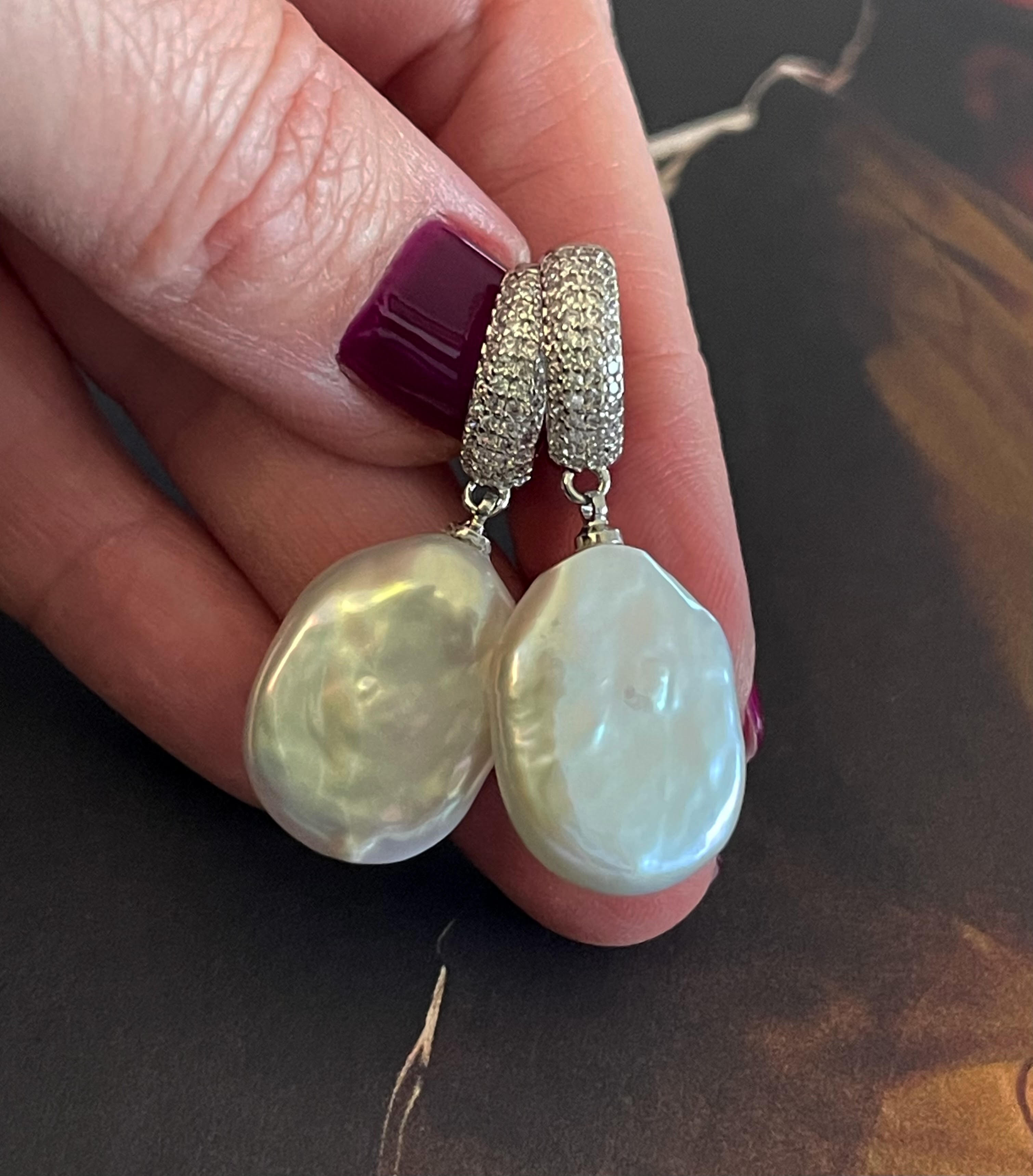 Aros Hippie Chic con elegantes perlas barrocas naturales blancas, bañados en plata y circones. Largo 3.5 cm.