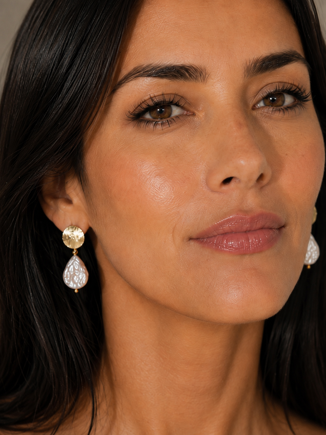 Aros Hippie Chic bañados en oro con elegantes perlas naturales blancas en forma de gota. Largo 3.8 cm.