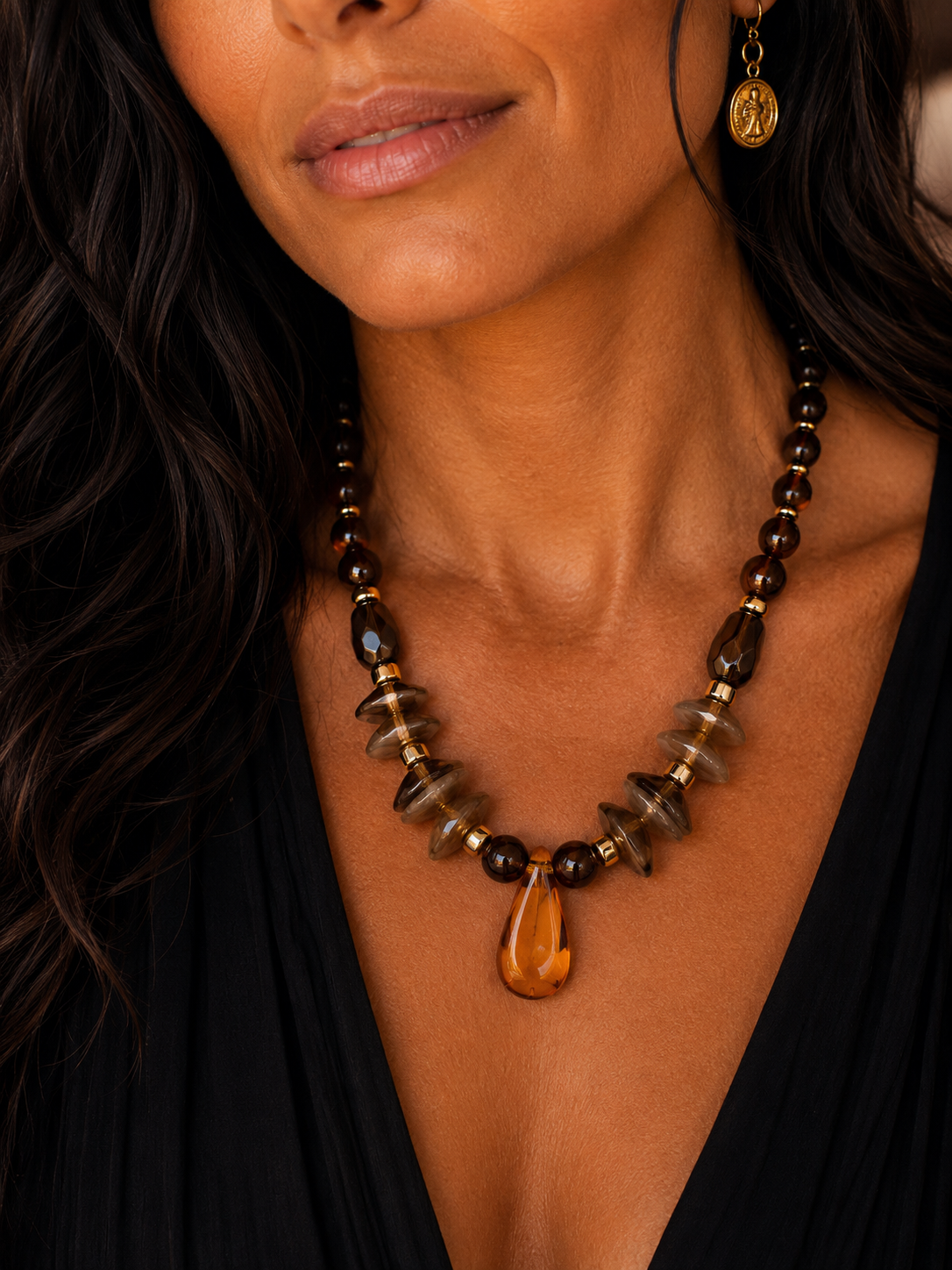Collar Hippie Chic corto de elegantes tonos marron y ambar en acrilico con cadena dorada.