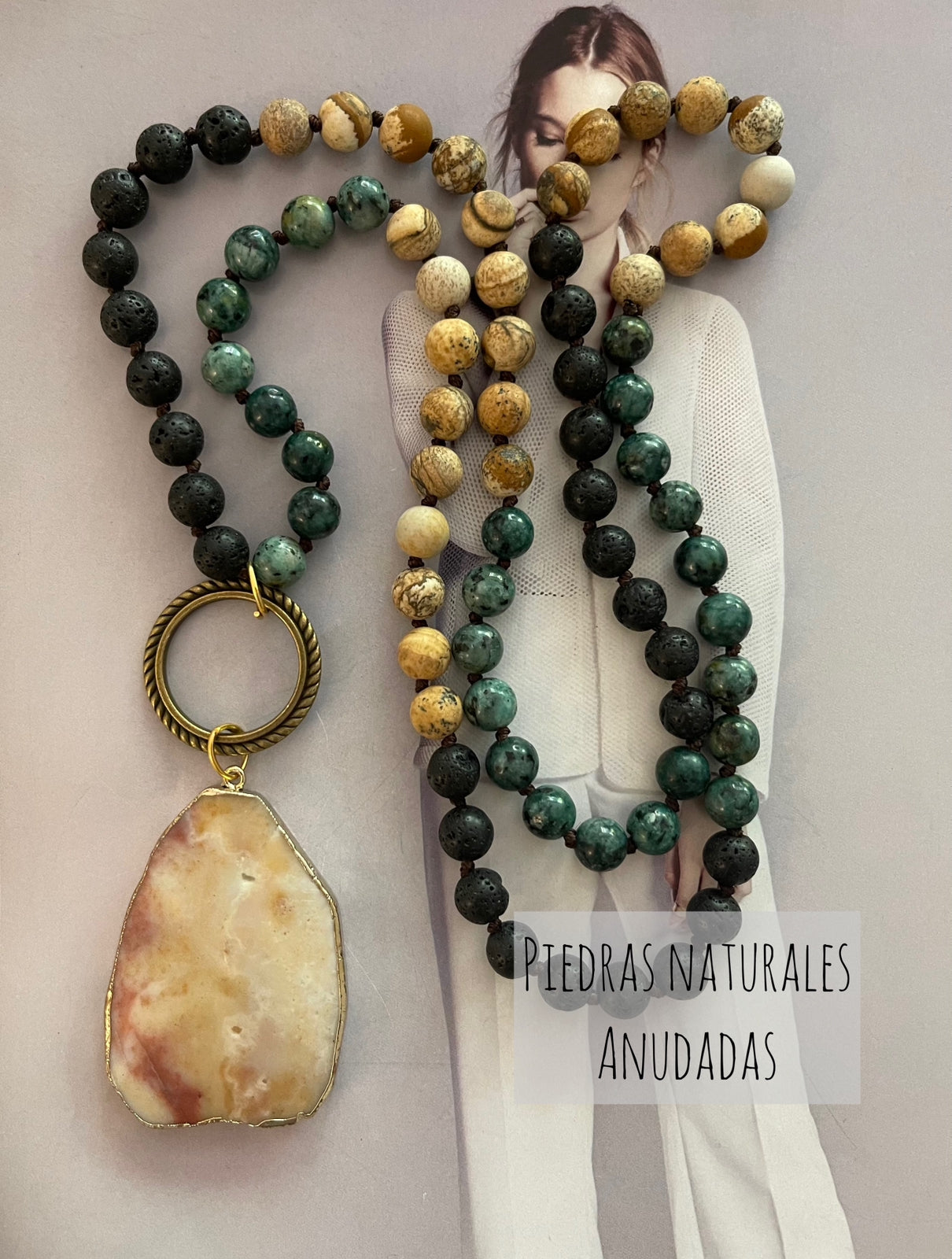Collar Hippie Chic de piedras anudadas en tonos beige, negro y verde con conector dorado envejecido.
