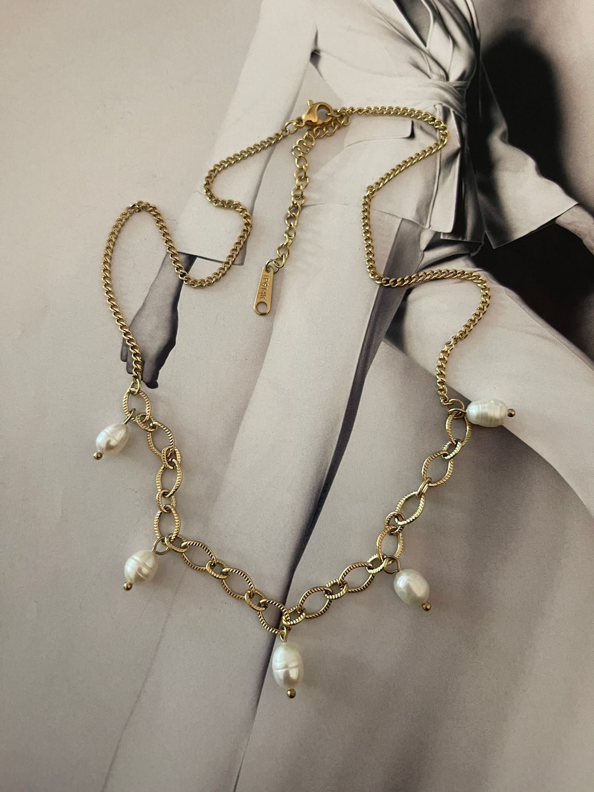 Collar Hippie Chic con cadena de acero inoxidable dorado y perlas naturales colgantes