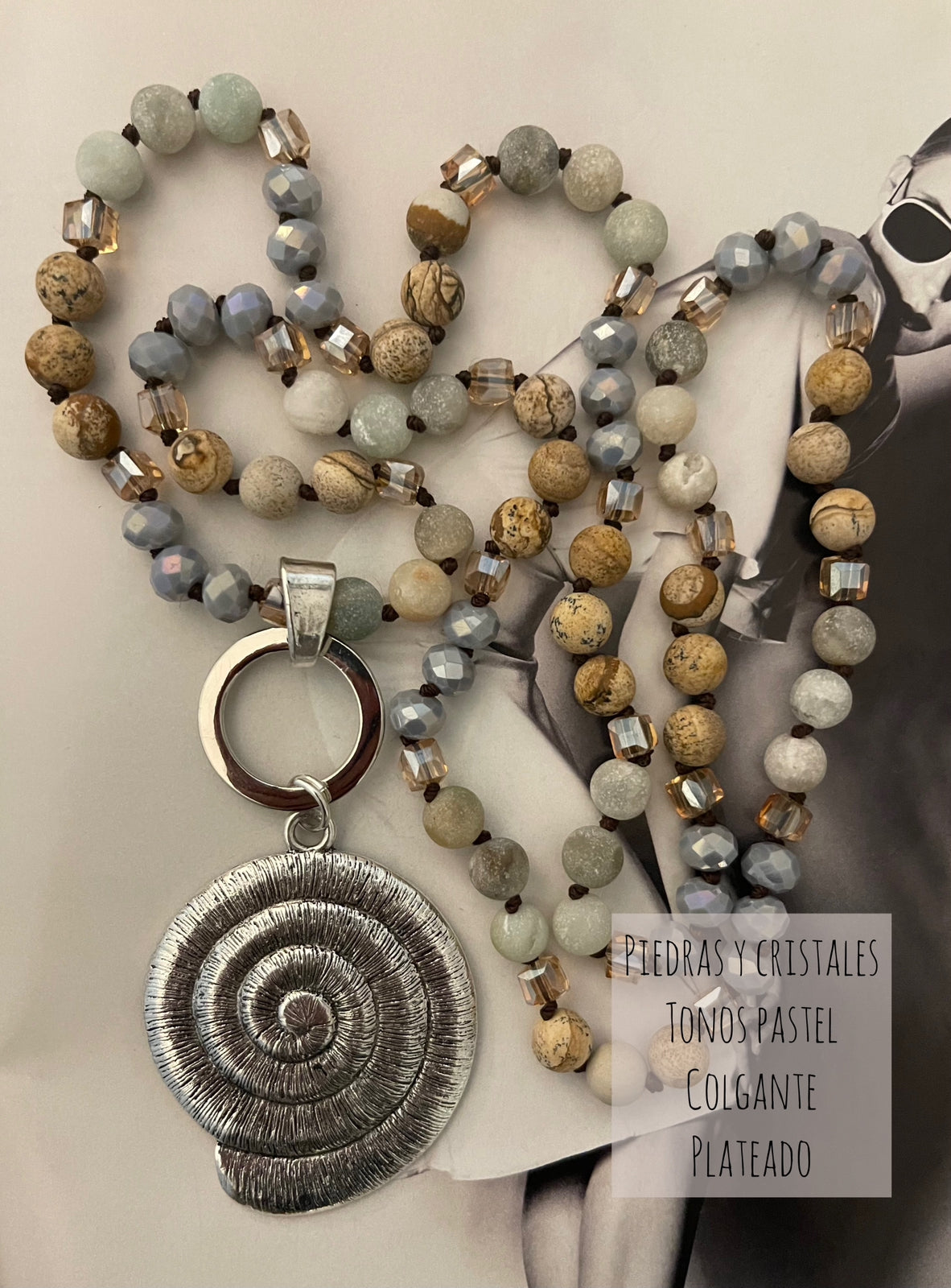 Collar Hippie Chic de piedras y cristales en tonos pastel con colgante de caracol plateado.