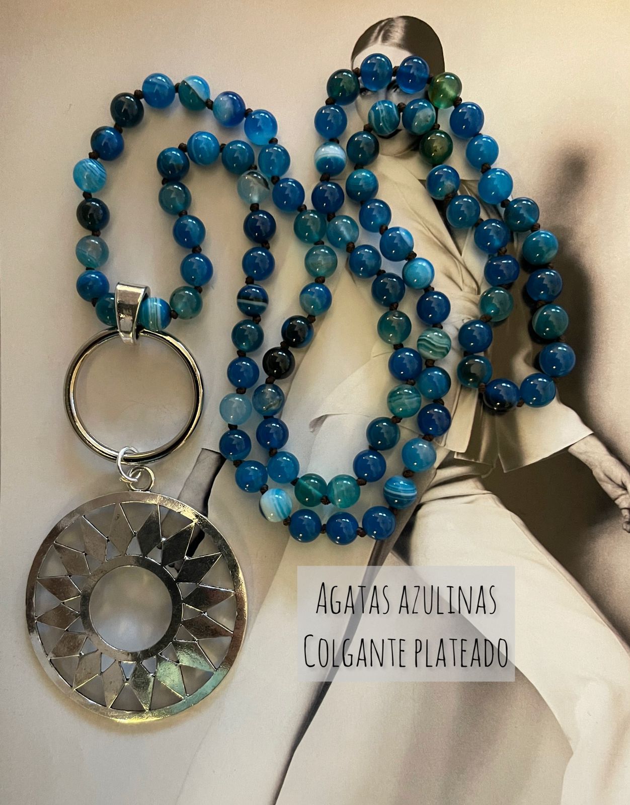 Collar Hippie Chic largo de piedras Agatas anudadas en tonos azules y colgante plateado