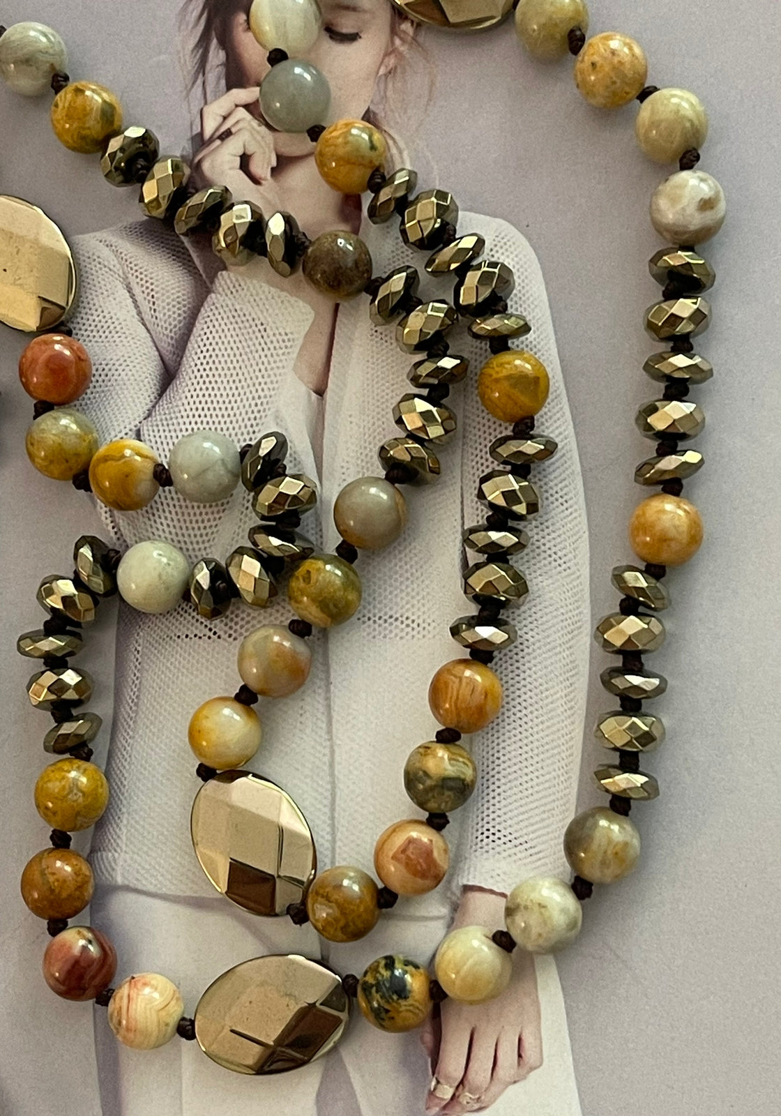 Collar Hippie Chic de piedras y cristales anudados en tonos ocres con conector dorado y colgante de piedra Agata.